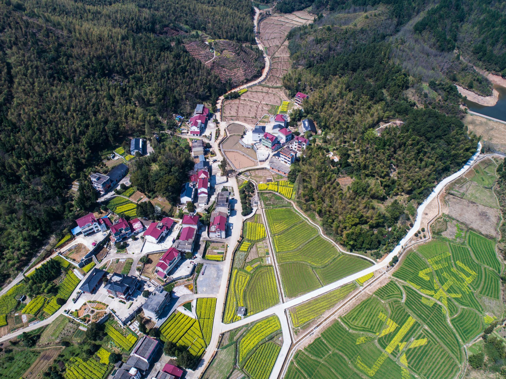 近两年来,浙江省建德市李家镇李家村陆续淘汰了产能落后,低小散的矿石