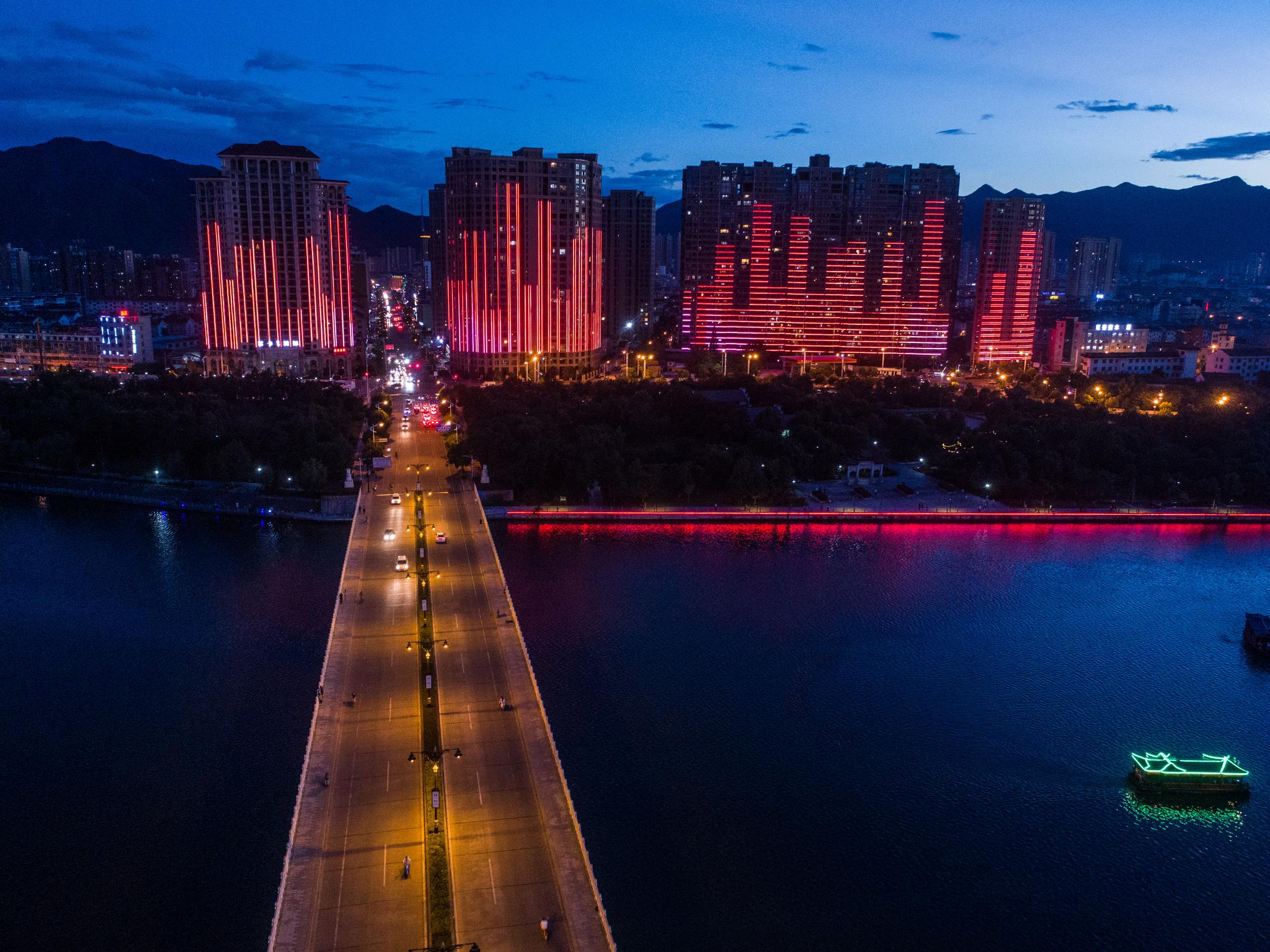 每当夜幕降临,位于市区的东阳江两岸亮起璀璨灯光,成为集休憩观景