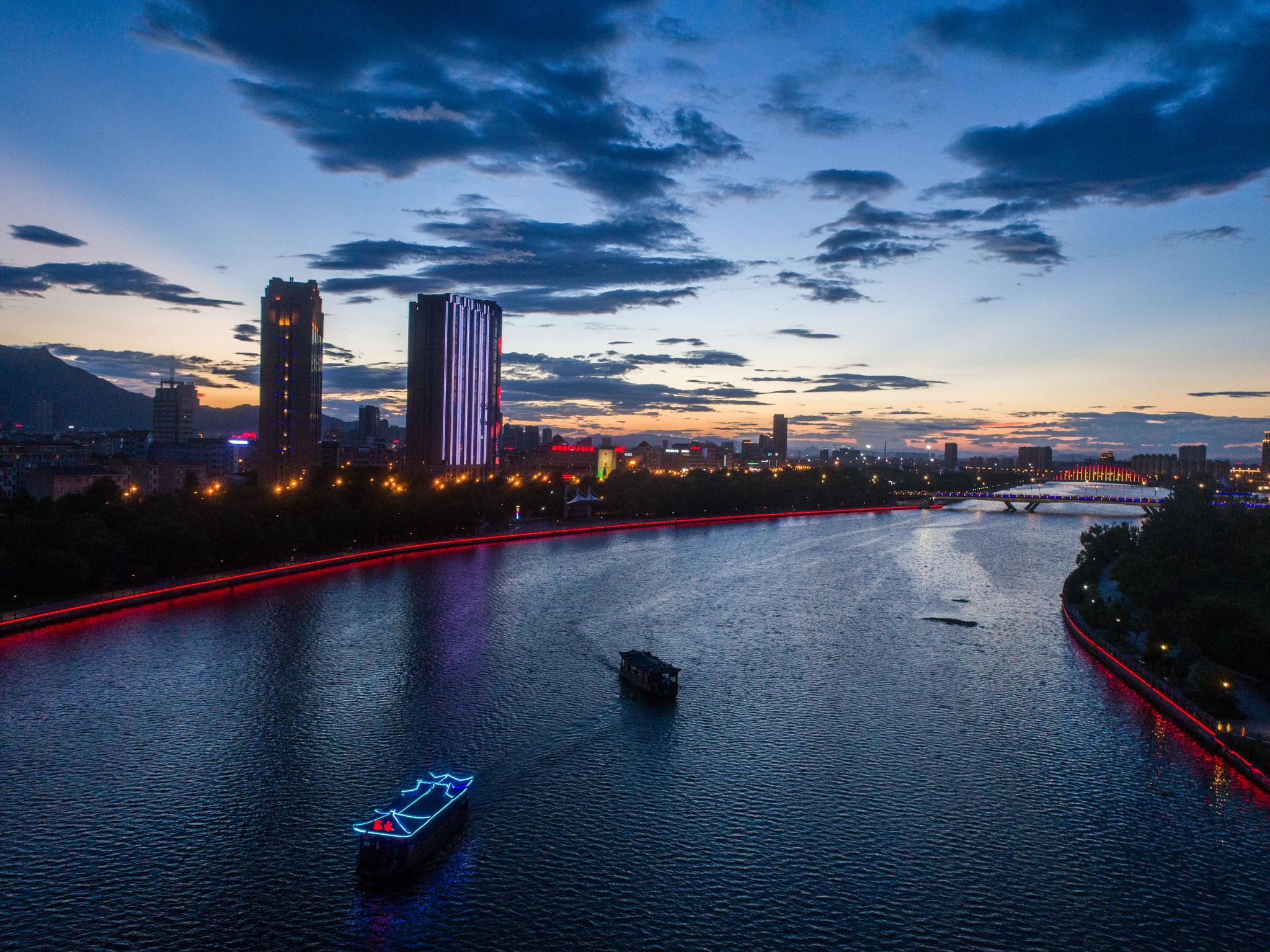 每当夜幕降临,位于市区的东阳江两岸亮起璀璨灯光,成为集休憩观景
