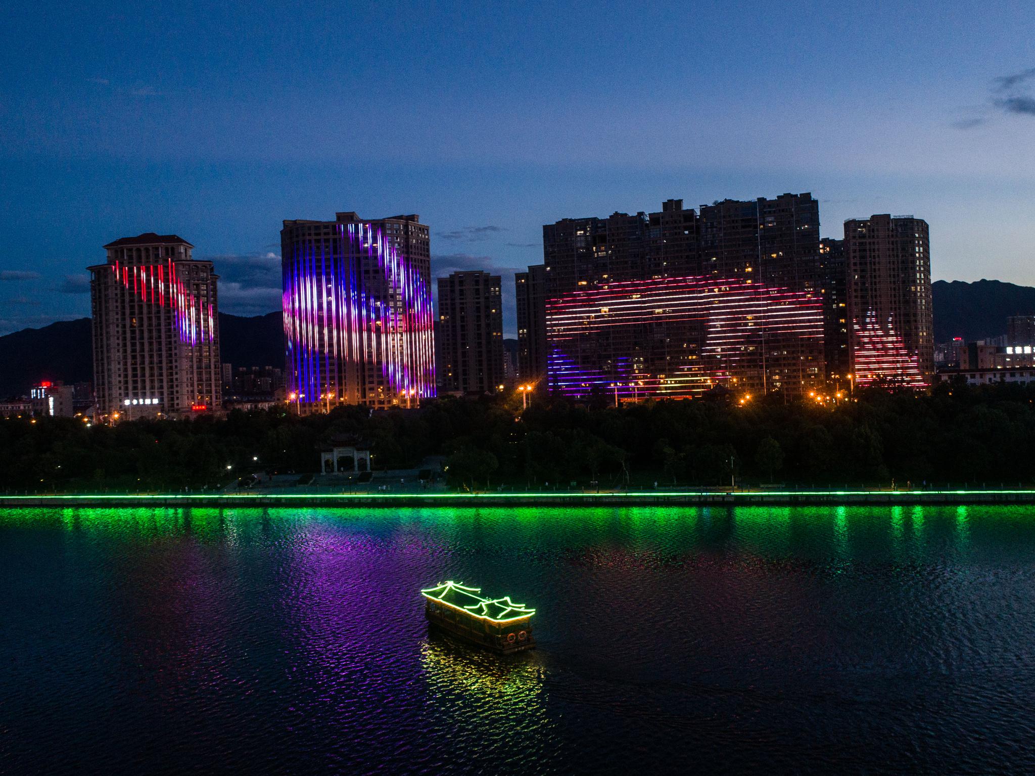 每当夜幕降临,位于市区的东阳江两岸亮起璀璨灯光,成为集休憩观景