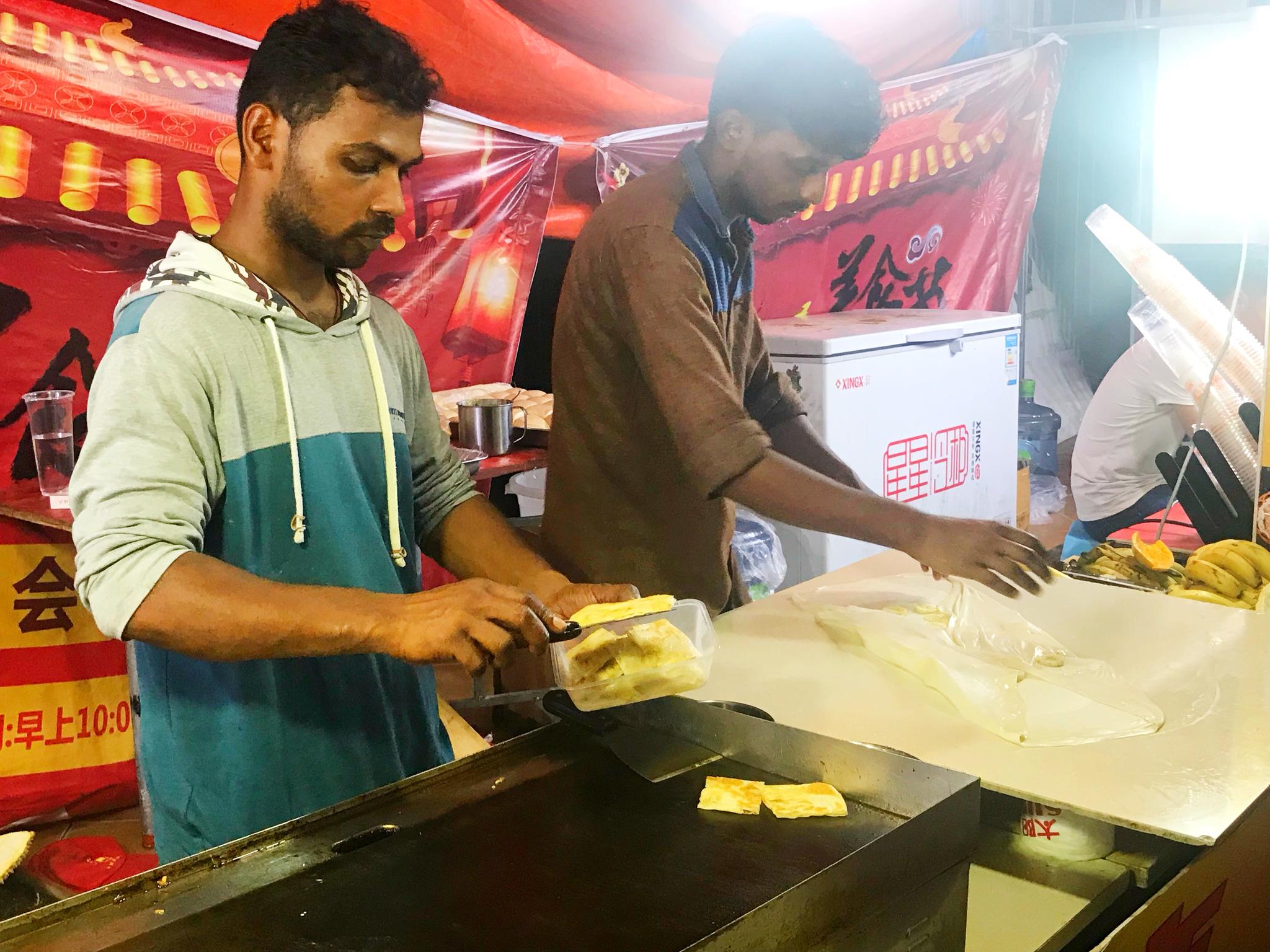 美食节冷冷清清,但会说中文的阿三哥卖的印度飞饼引来游客围观