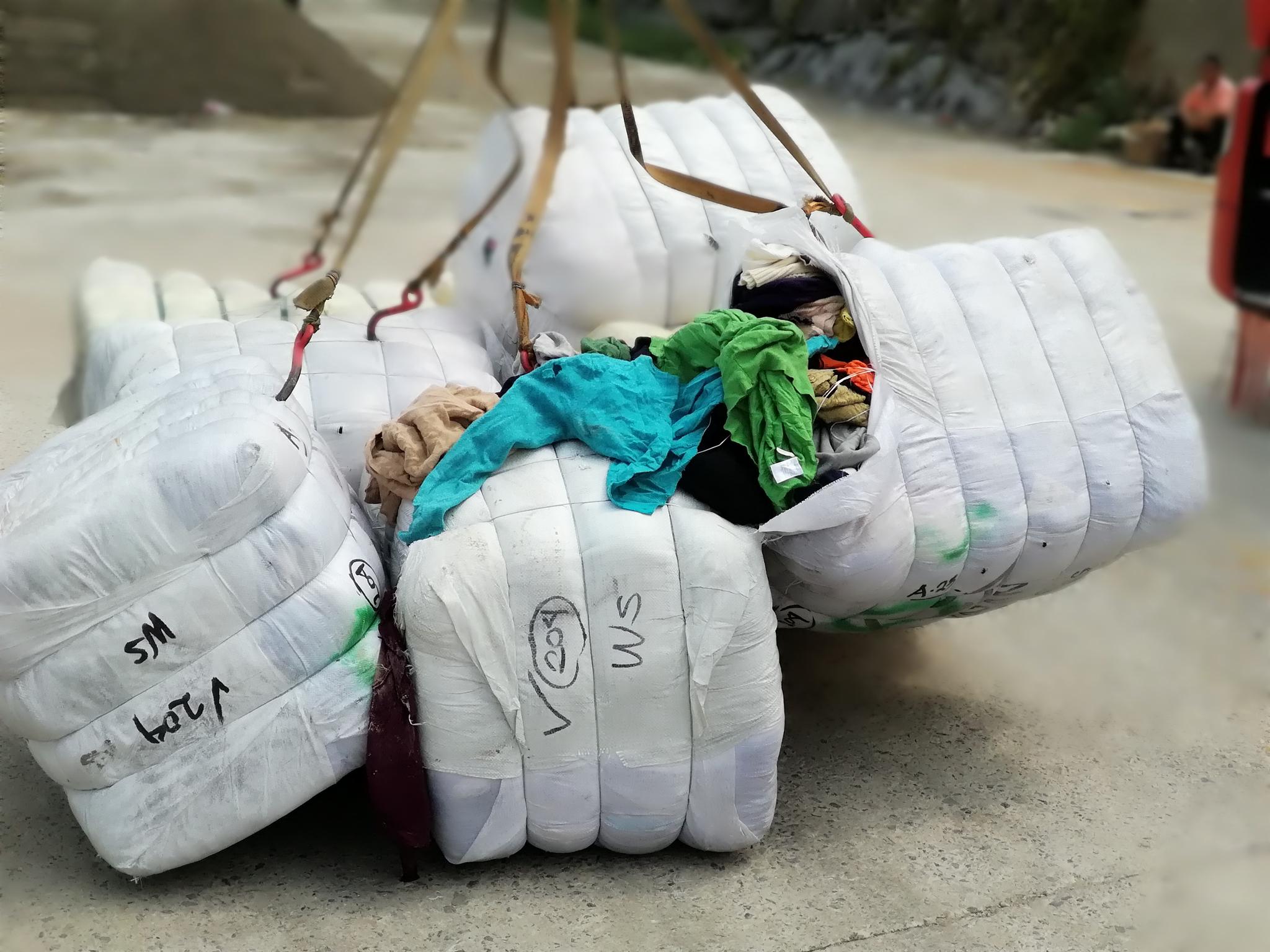 又查到"洋垃圾"了!这次是300余吨旧衣服