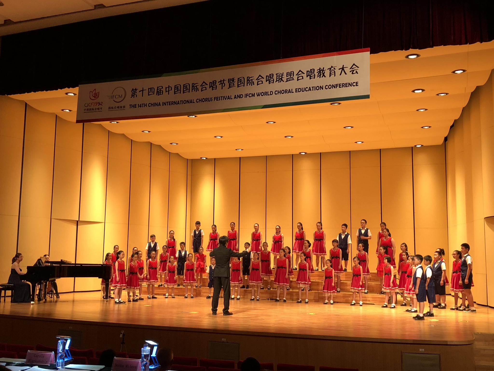 二团带着"初生牛犊"的气场登上童声组的比赛舞台,表演了《月亮粑粑》