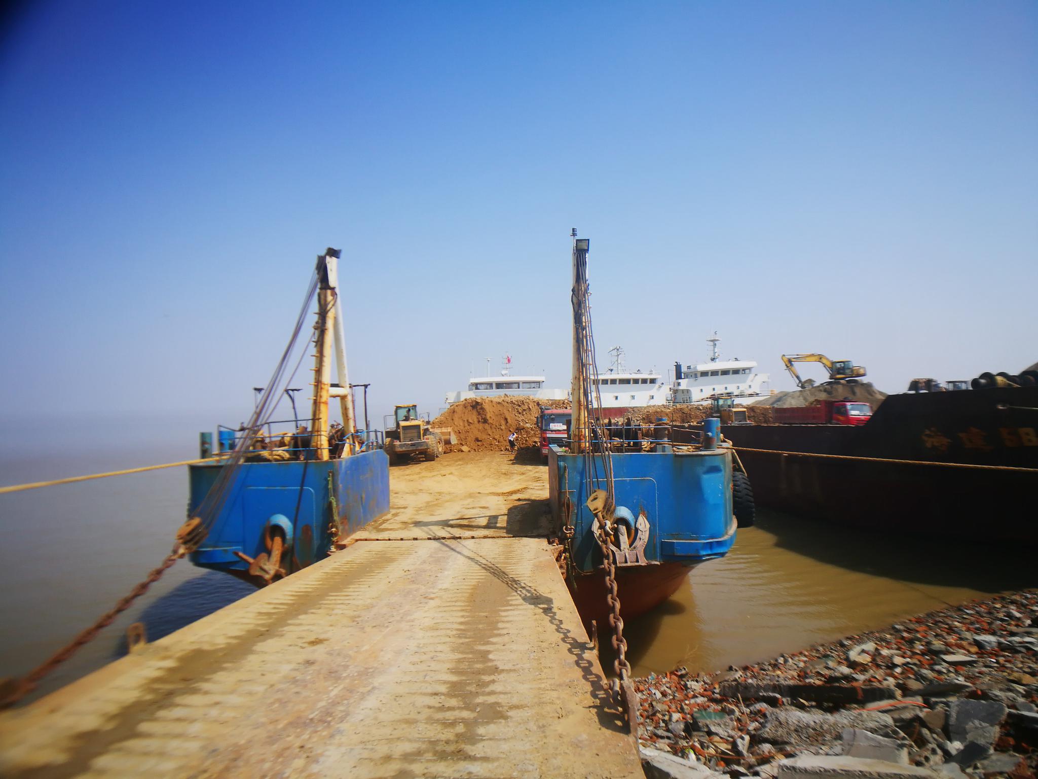 上虞余姚交界处藏身非法砂场 破坏道路污染环境