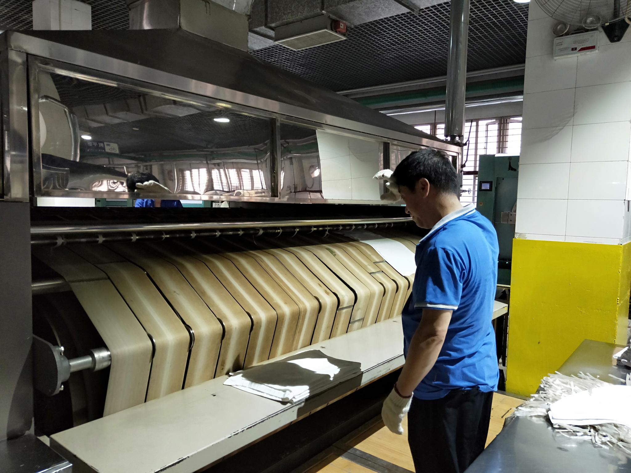 桑拿房里的列车卧具熨烫工祝永跃高温坚守换得旅客舒适