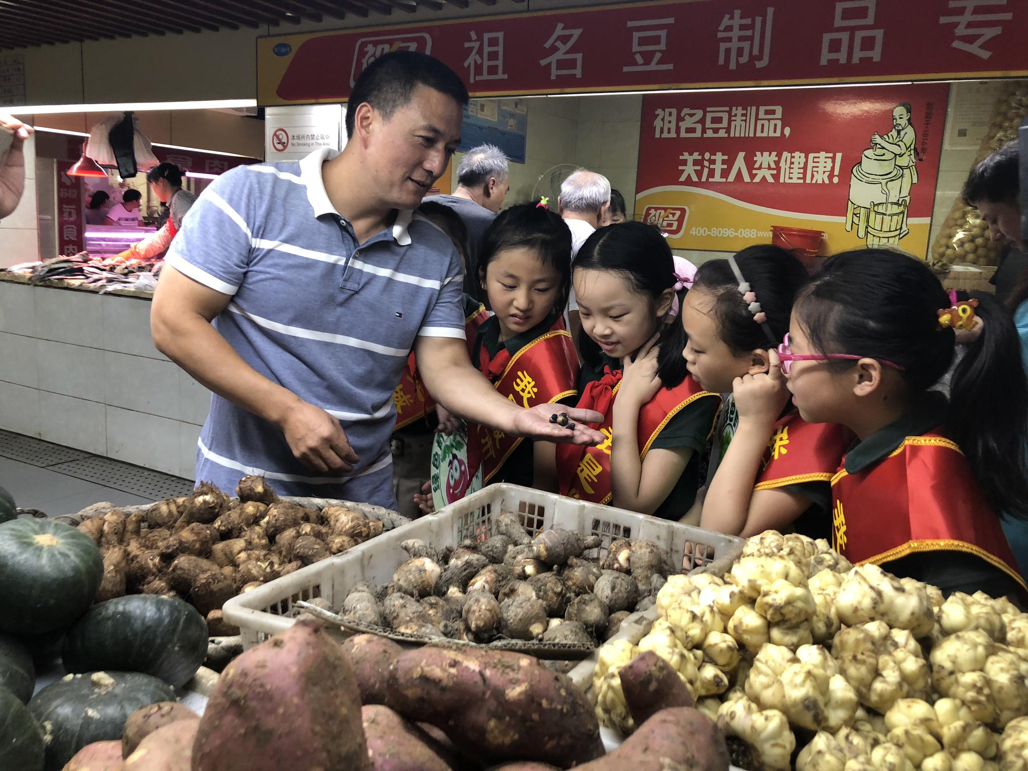 萌娃吆喝卖菜体验劳动艰辛