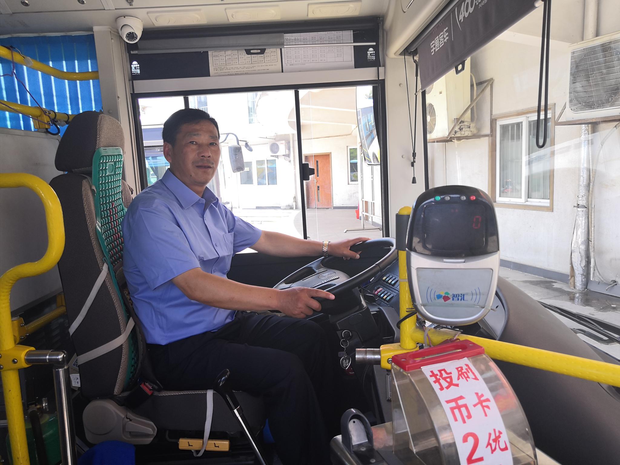 孕妇公交车上突然早产,驾驶员立马开车飞奔到