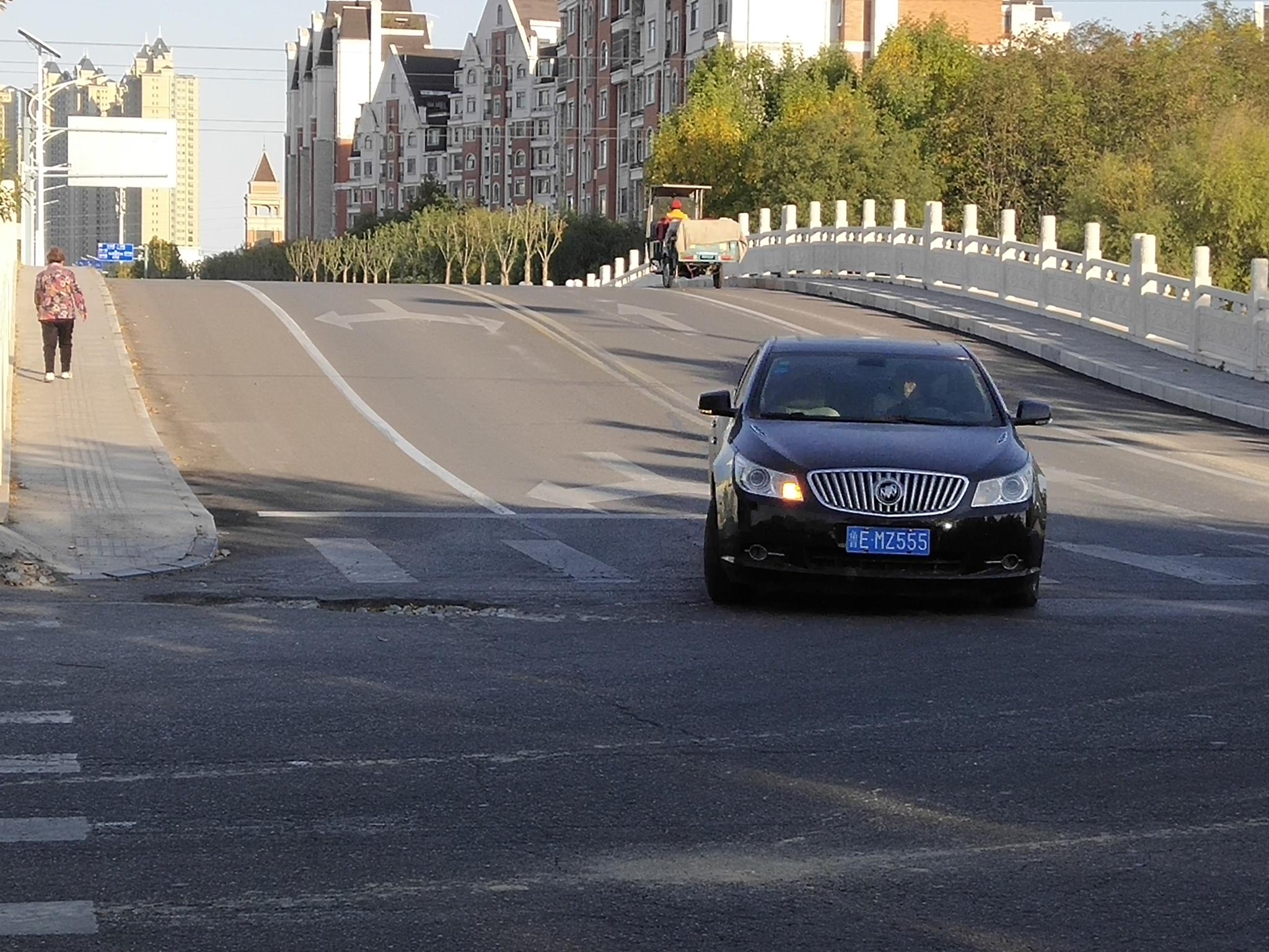 沂河路拱形桥上路面破损,让过路司机措手不及