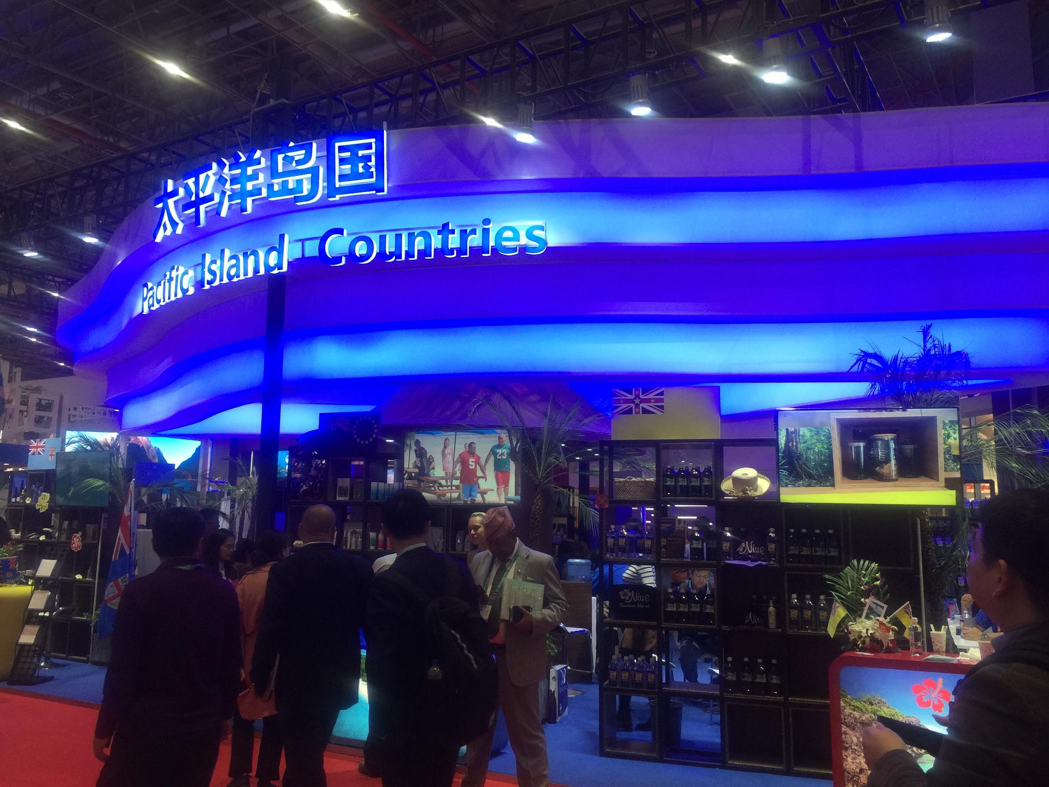 在进博会期间,第一财经记者在太平洋岛国之一的库克群岛代表团即将