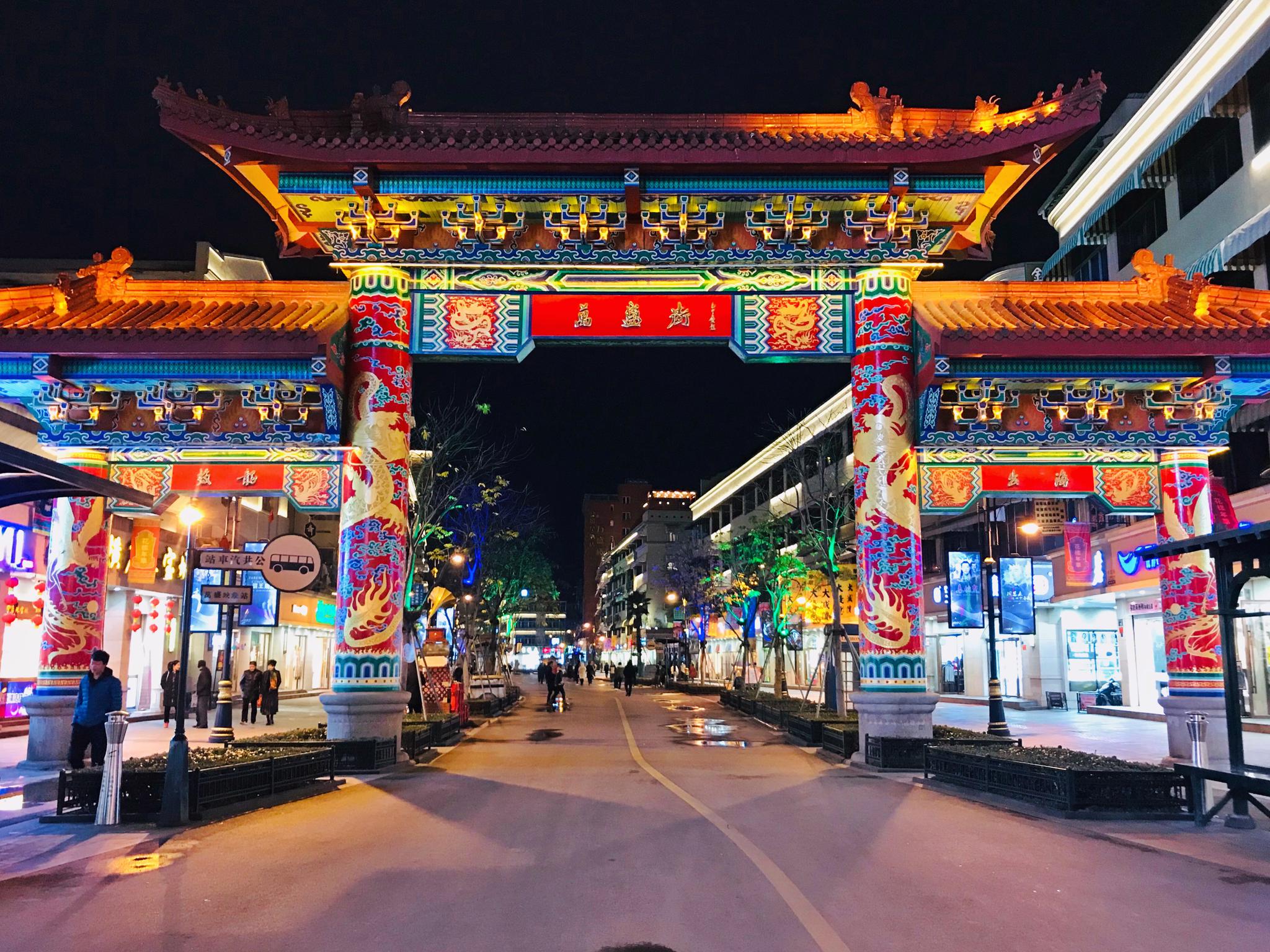 2018年12月27日晚上七点半,横店镇最繁华的商业步行街万盛南街几乎没