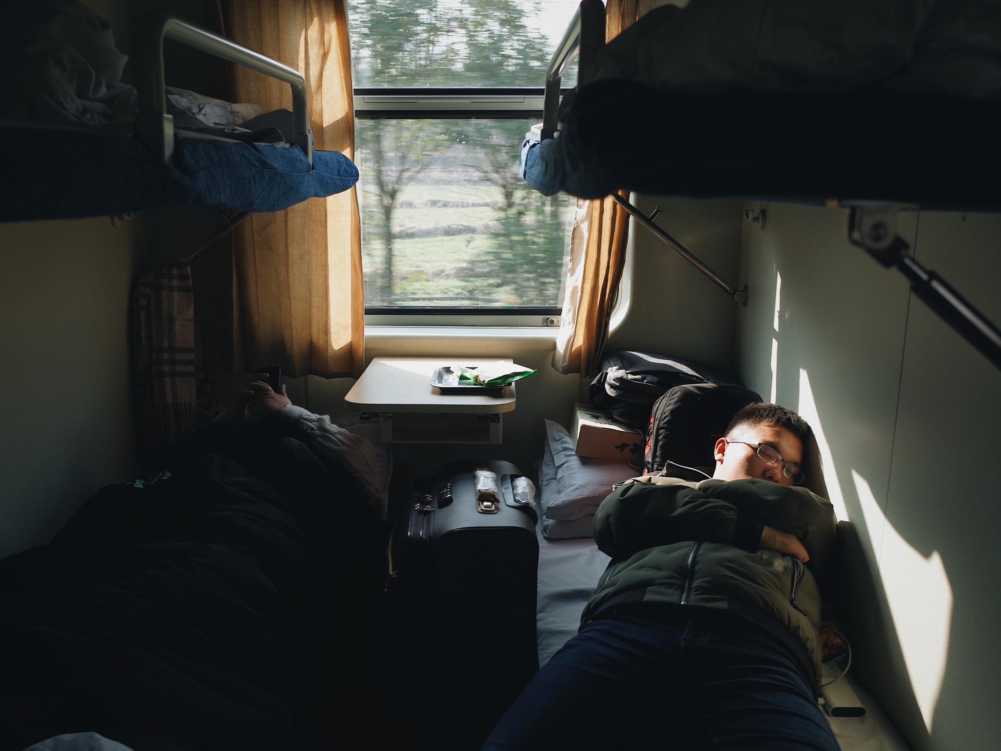 春运首趟临客绿皮火车上的回家故事