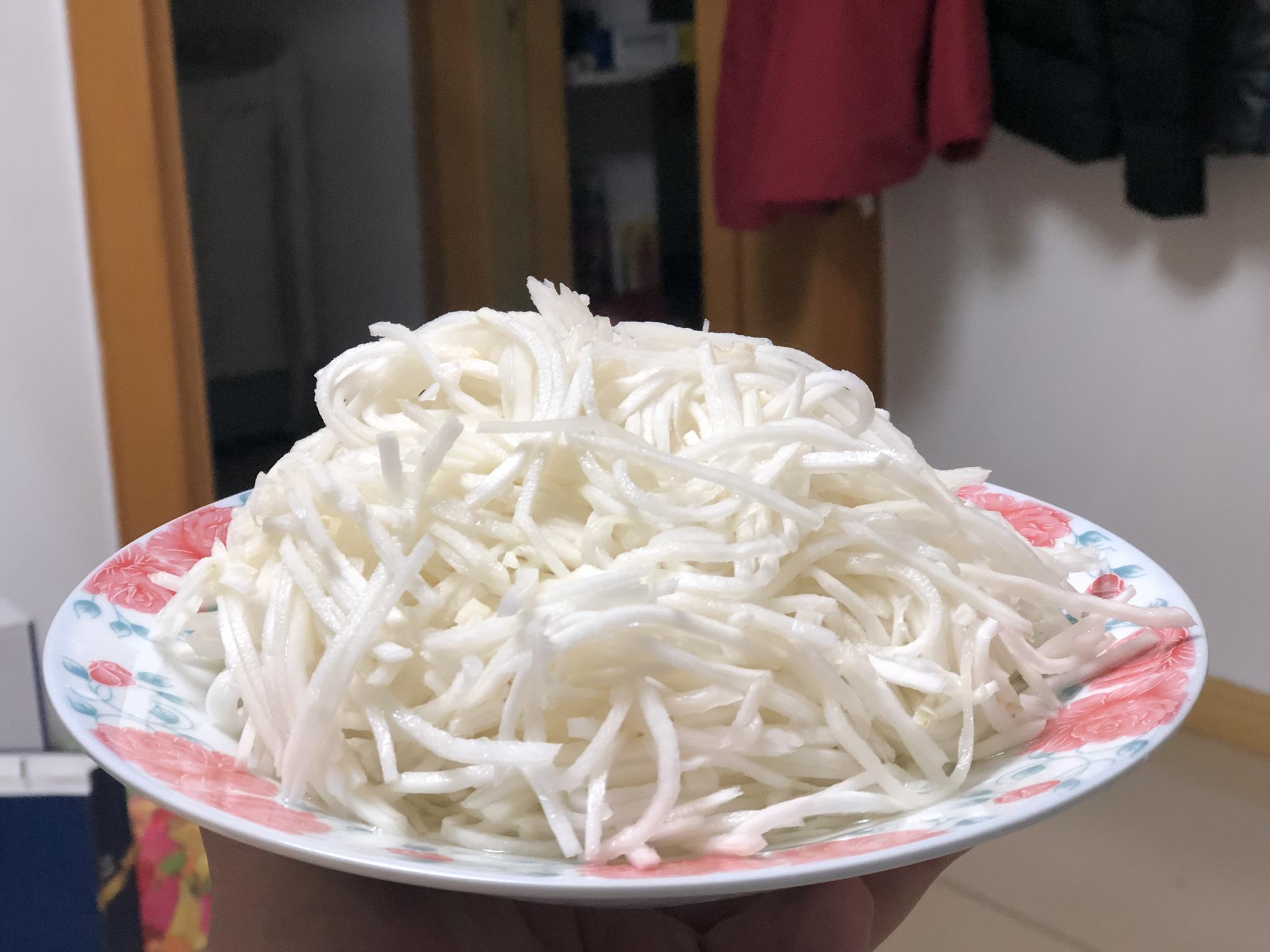 诸城辣丝子1罐,自家蒸鱼饽饽6个,萝卜豆腐包子6个,灌肠5根,诸城烤鸡背