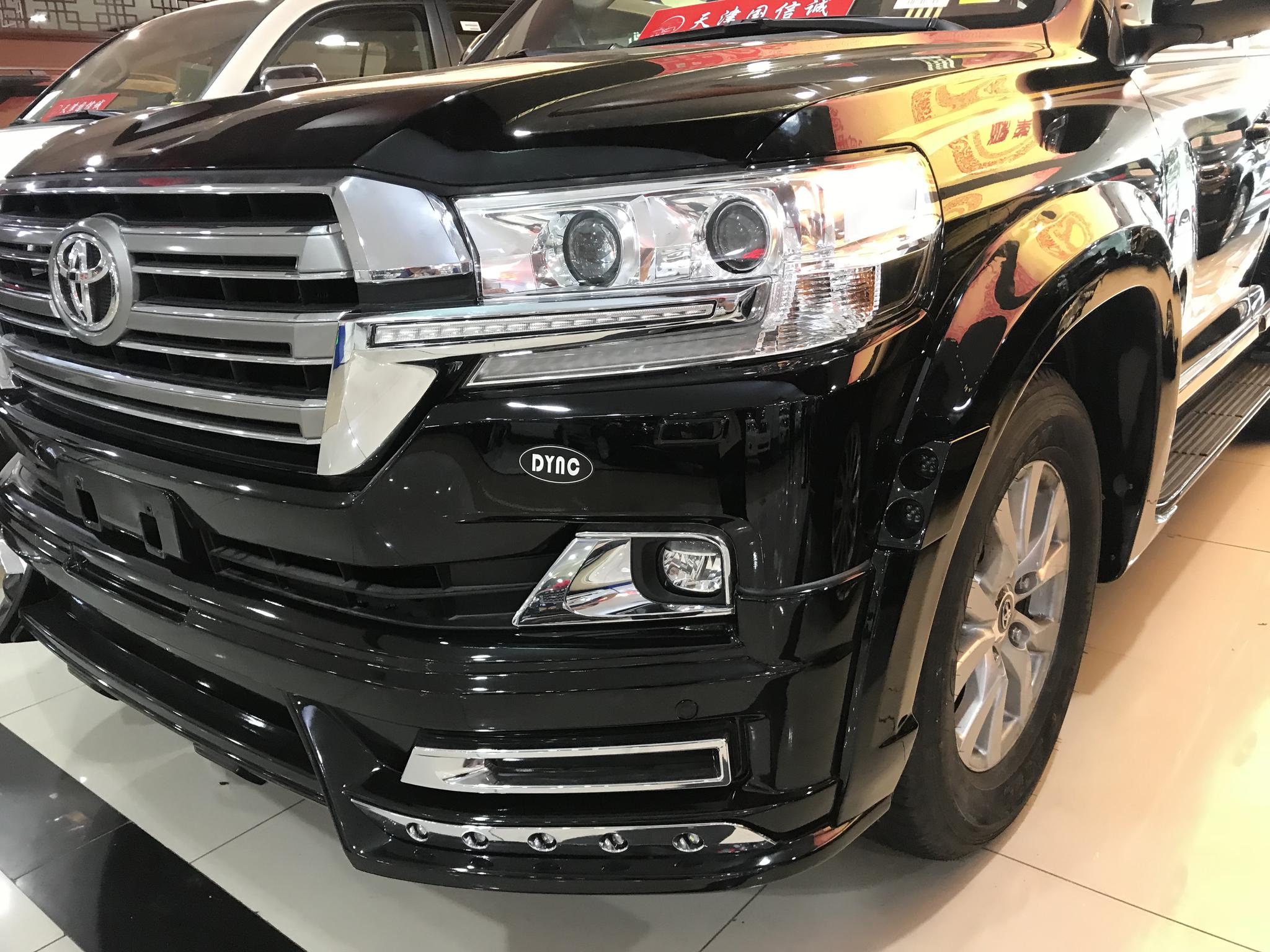 18款丰田酷路泽4000外观越野范儿更浓,前脸看上去更加凶猛.