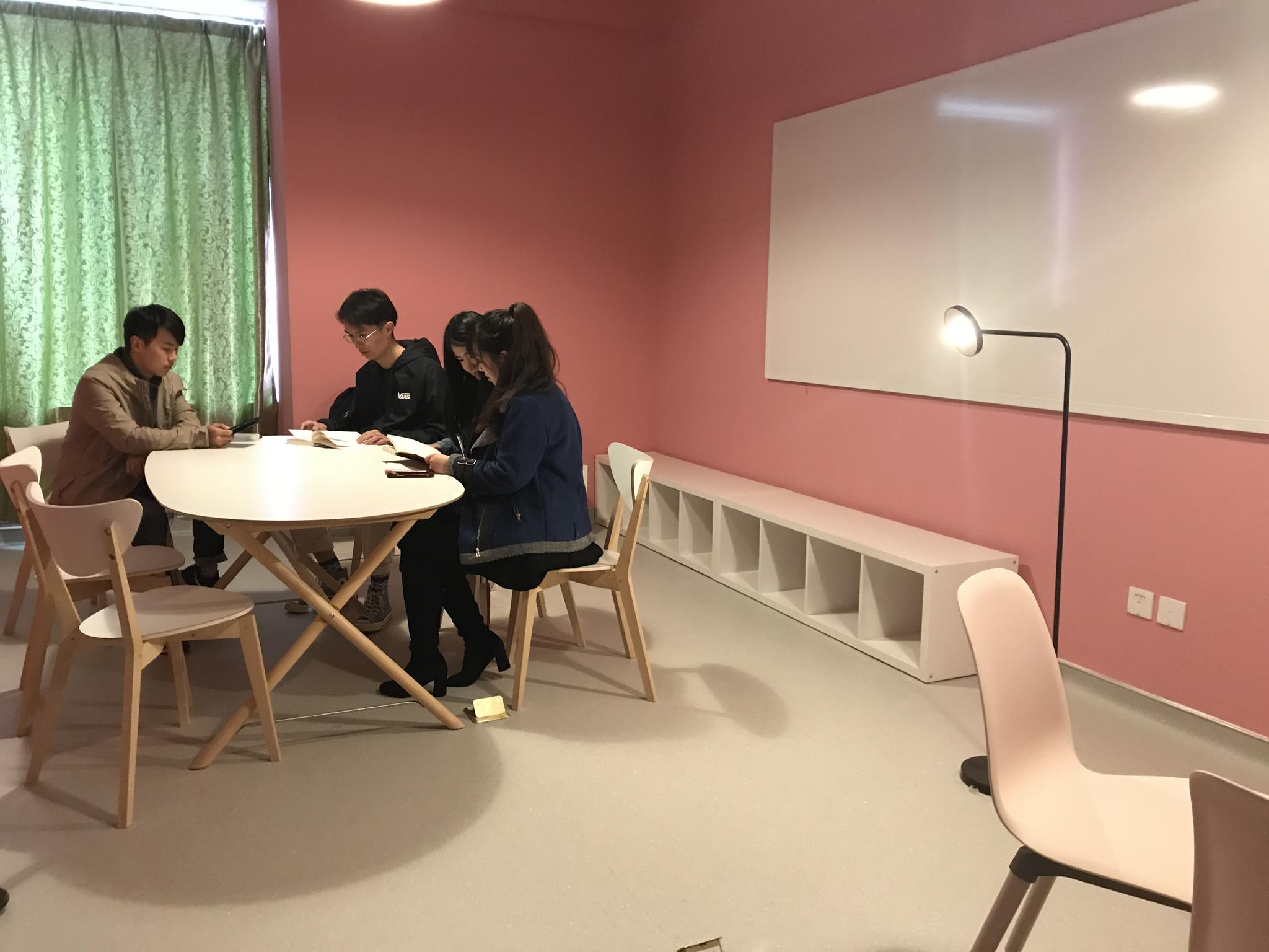 每一层都有教师休息室,活动室,讨论室以及上课教室等.