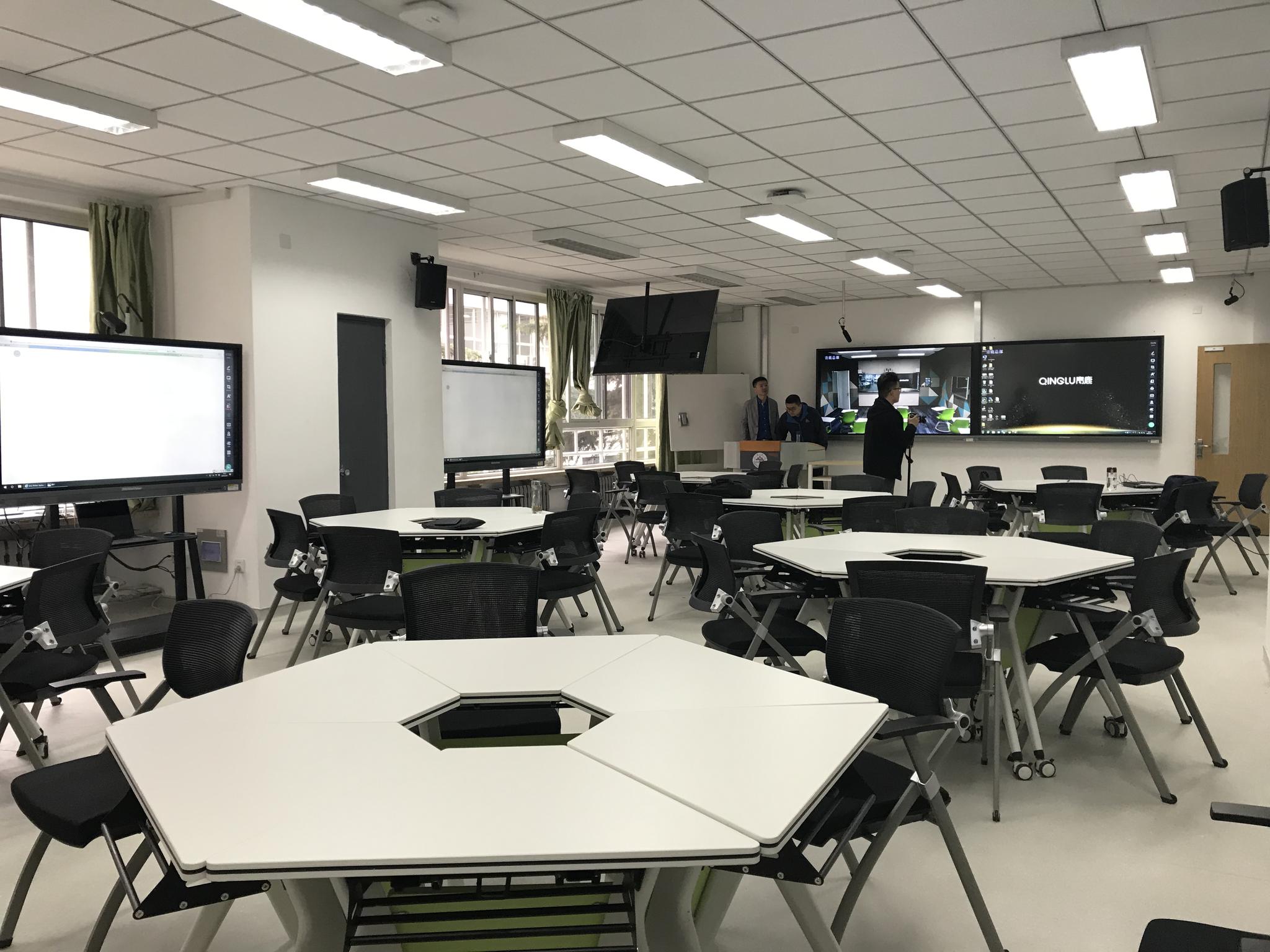 除了设计感十足的讨论室,教师休息室,一些普通的上课教室也大有讲究.