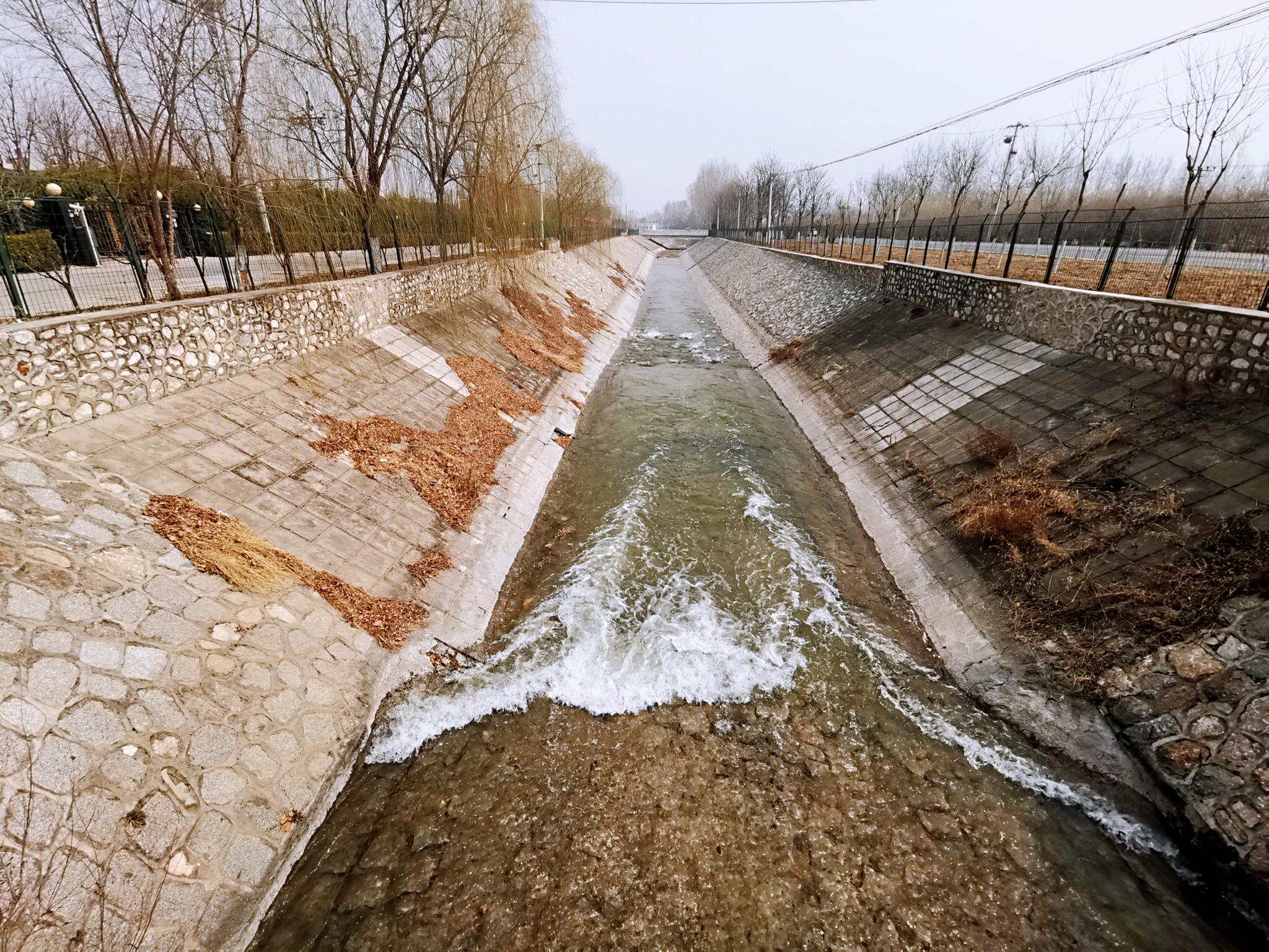 密云水库调蓄工程通过小中河向潮白河水源地补水.