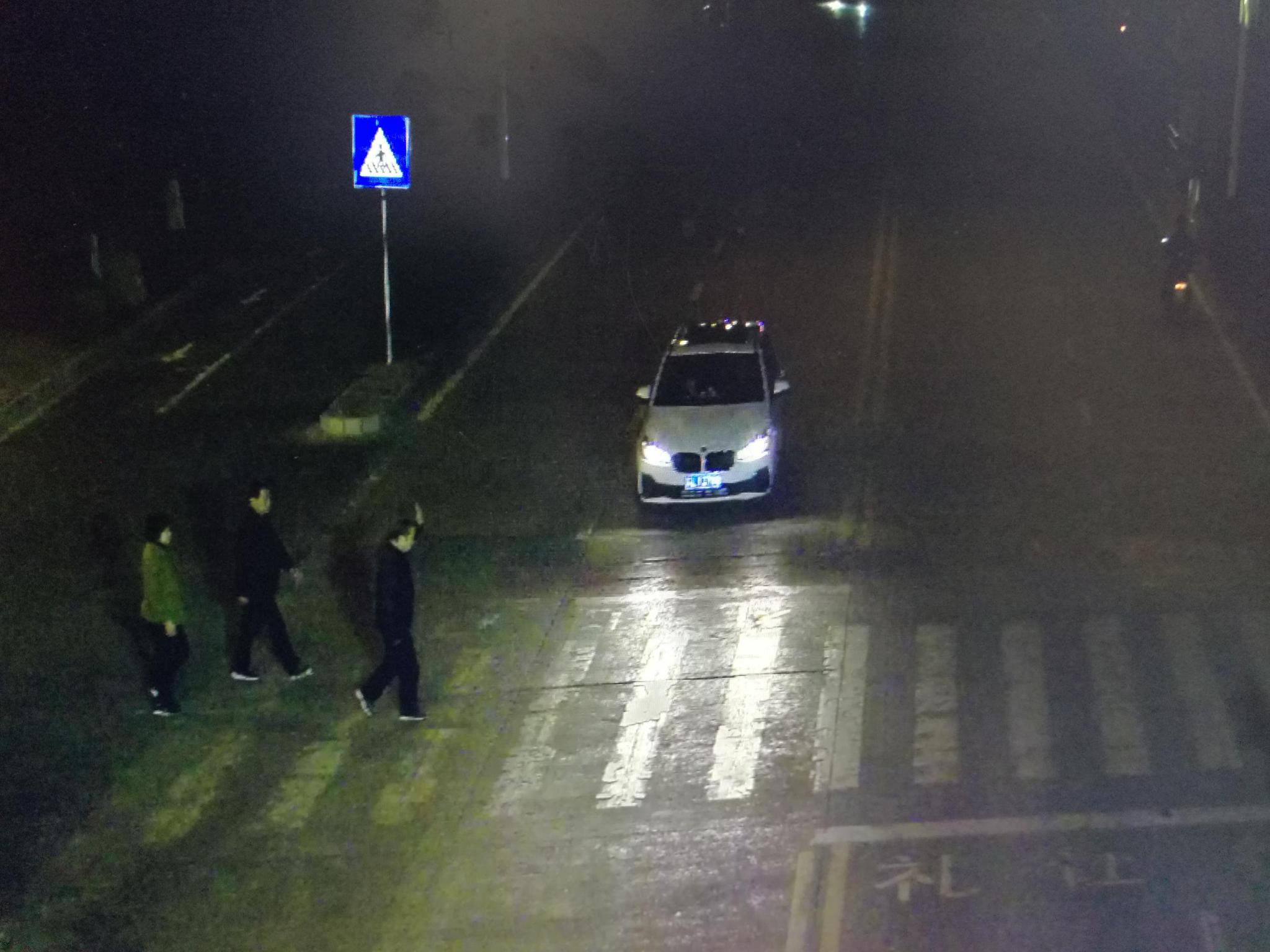 司机斑马线前停车礼让 老人这一行为感动众人