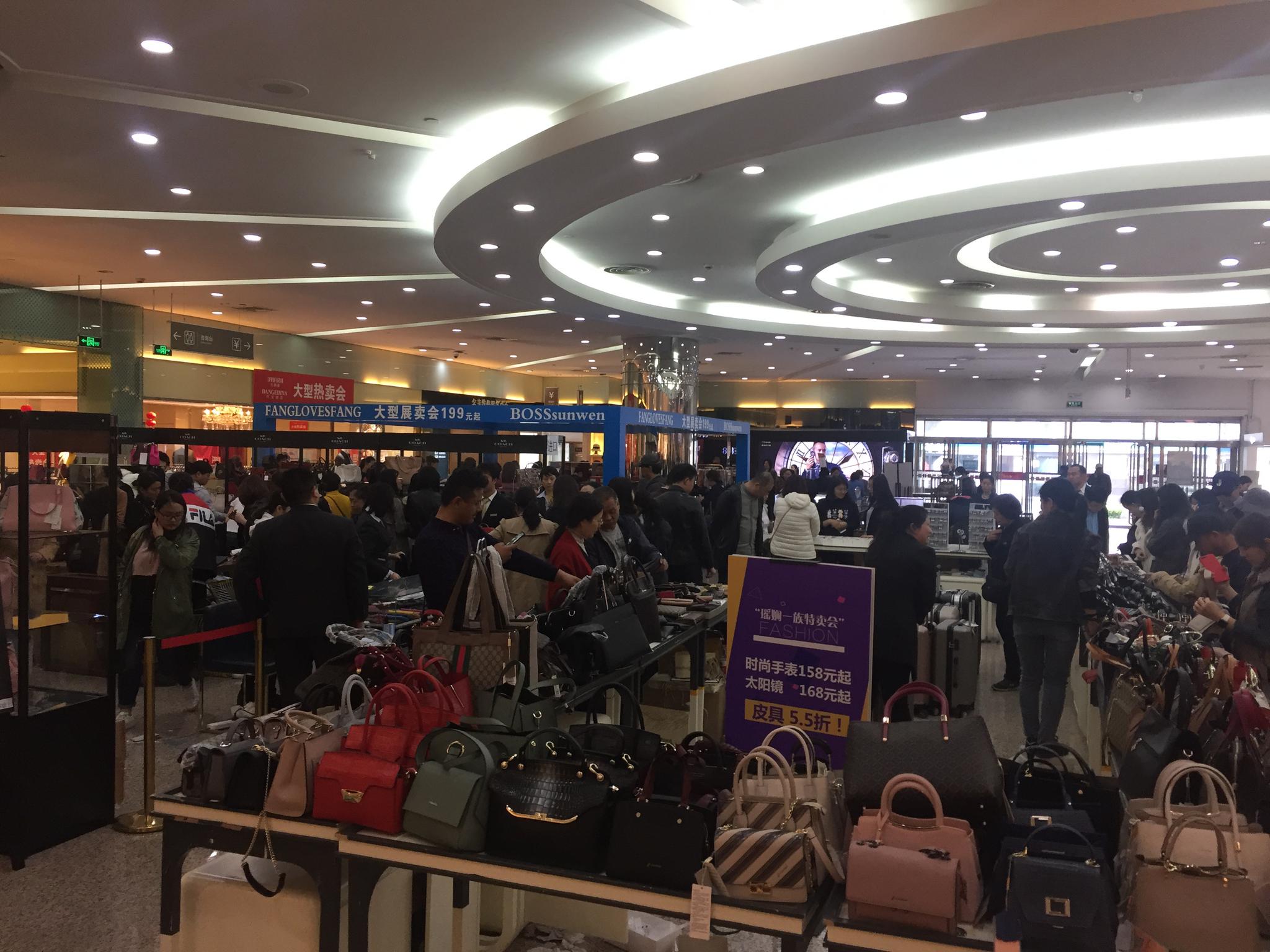 赛特闭店调整消息引来购物人潮有店面已清空