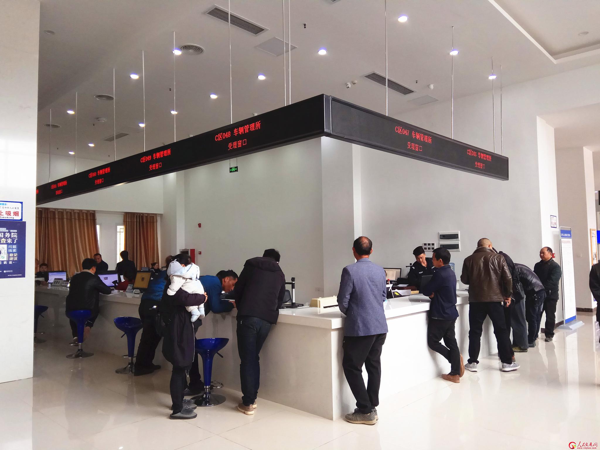 黎平县车管所进驻政务大厅车辆登记不再跑远路
