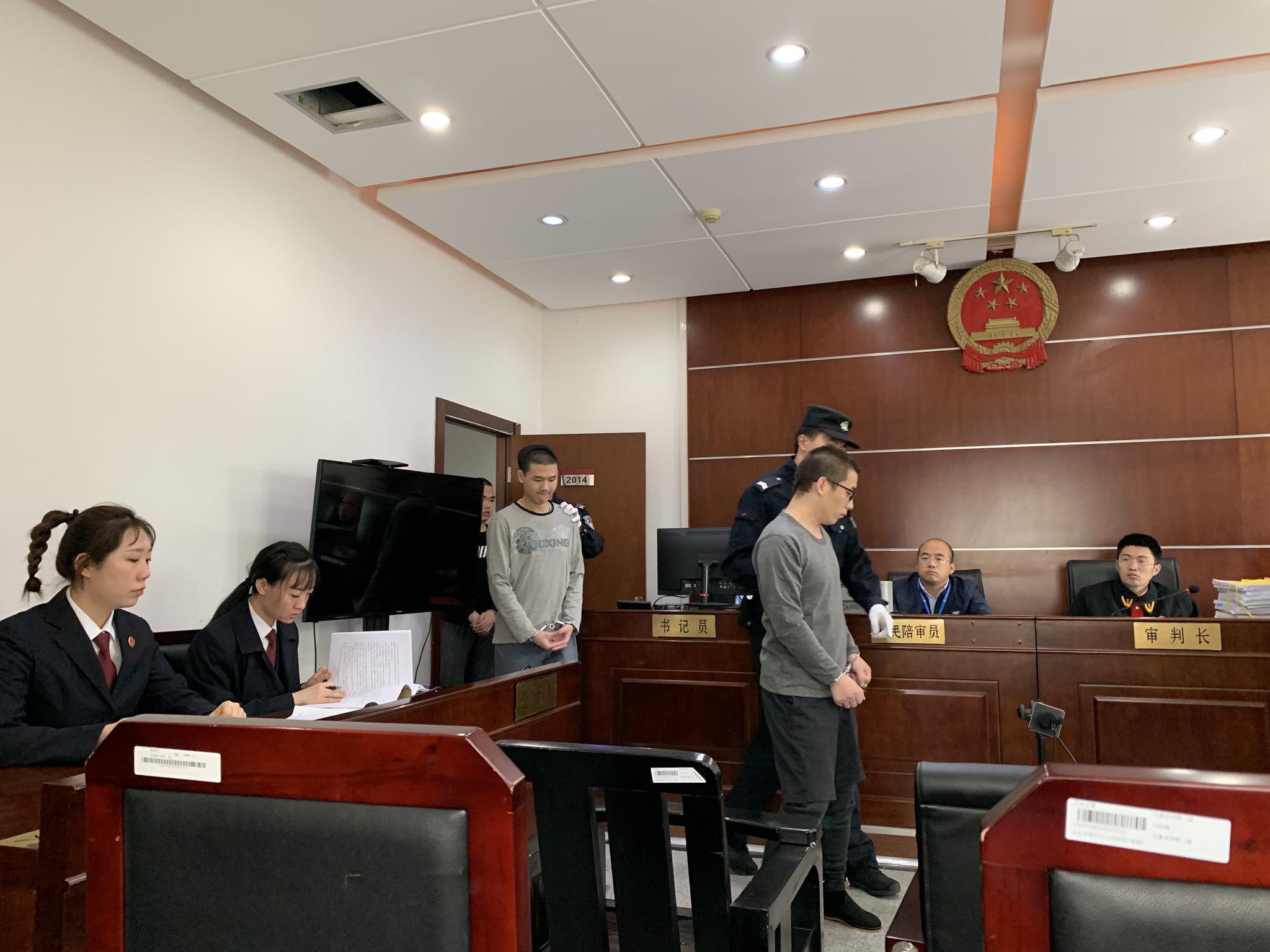 三名被告人被带上法庭，戴眼镜是王某。新京报记者 刘洋 摄