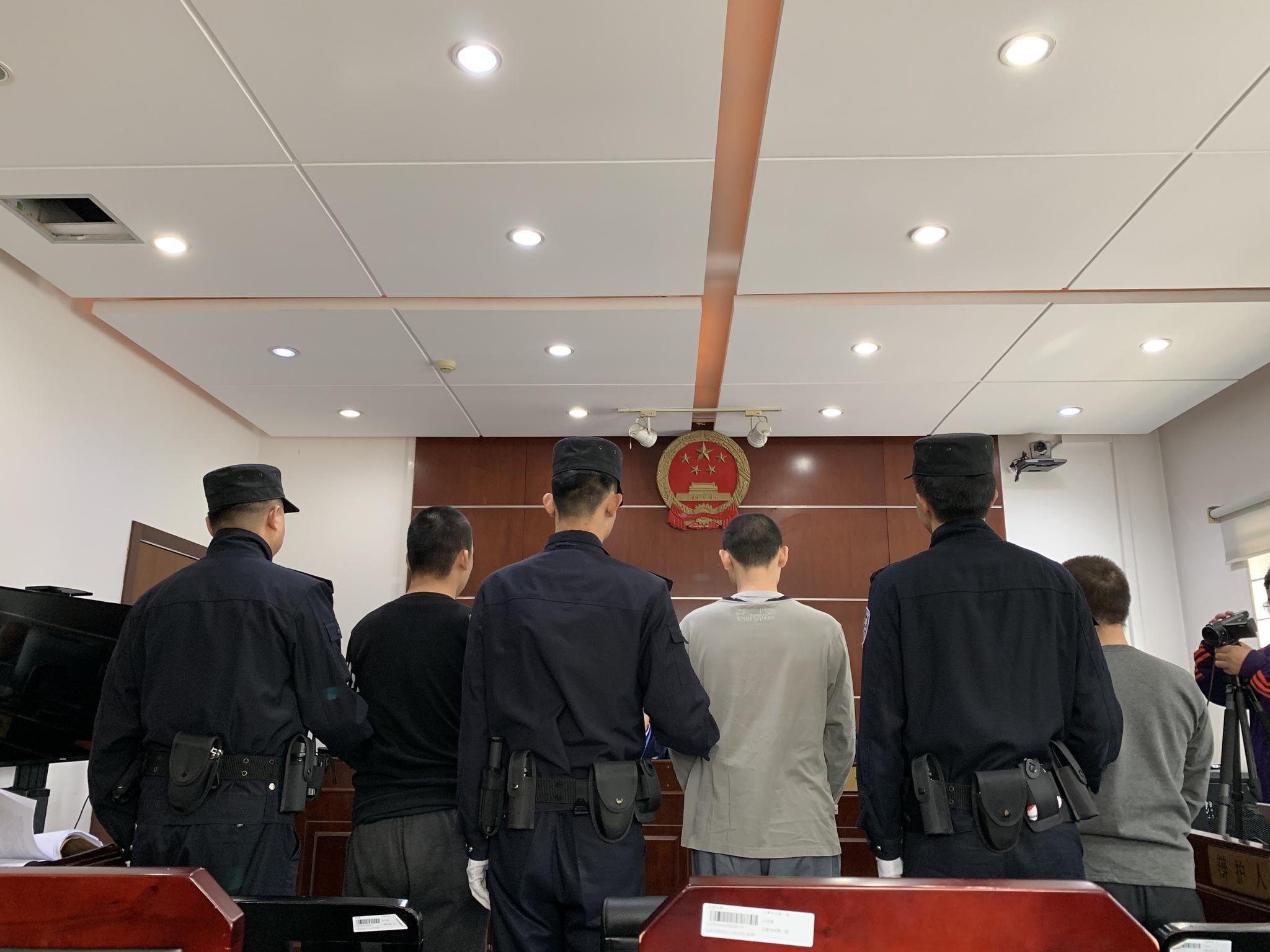 三名被告人在法庭上，戴眼镜是王某。新京报记者 刘洋 摄