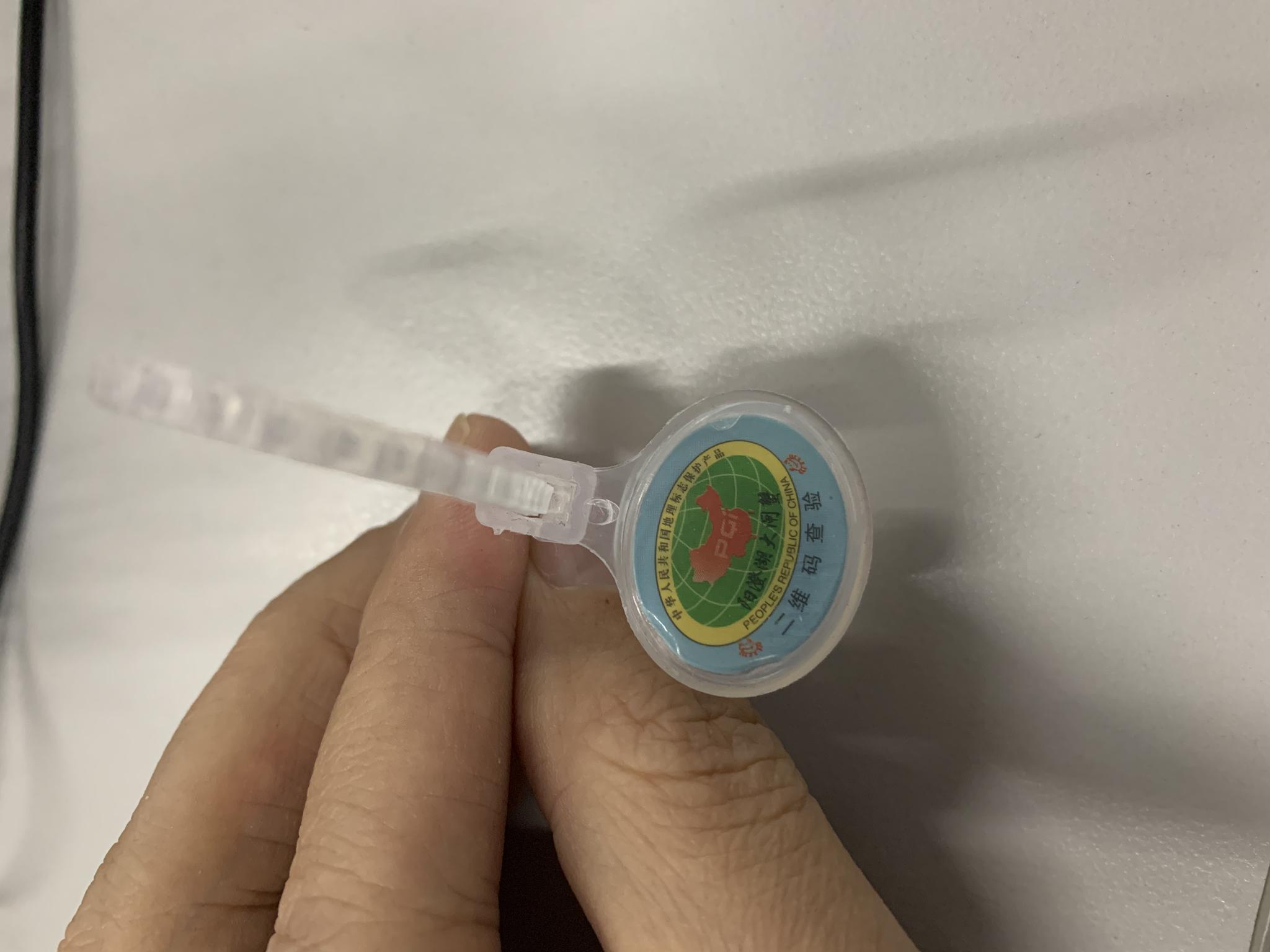 大洋路海鲜市场,一商家店内打出阳澄湖大闸蟹的标识,商家称现场加装蟹扣,但记者看到,所装蟹扣为椭圆 形,非官方认定的2019版蟹扣。 新京报记者 程亚龙 摄