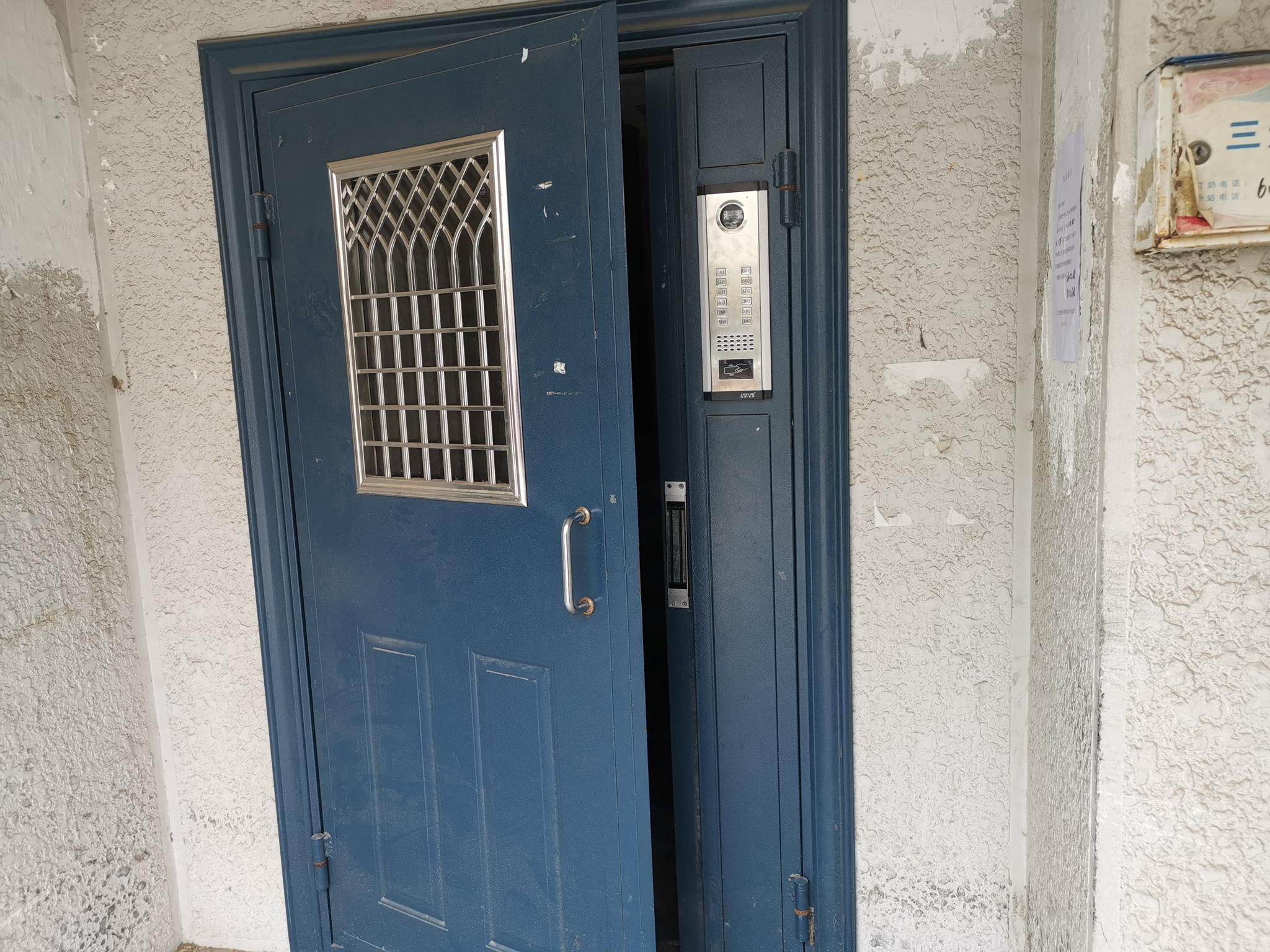 通知,时间为9月4日,该通知大意为,"映翠居单元门禁系统已接线入户使用