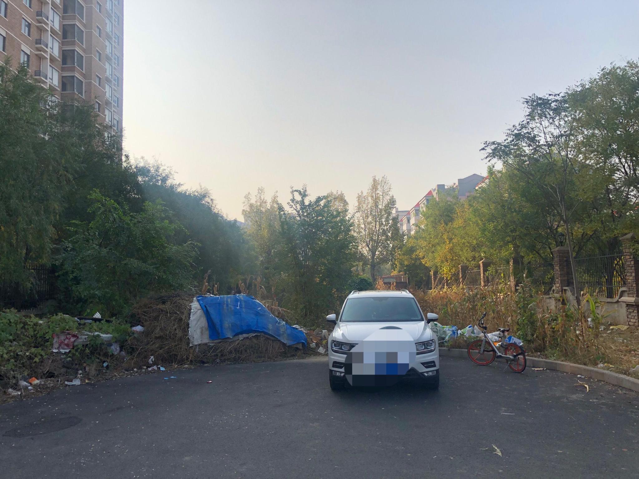 北京昌平一小区被指切断市政路 周边居民出返老