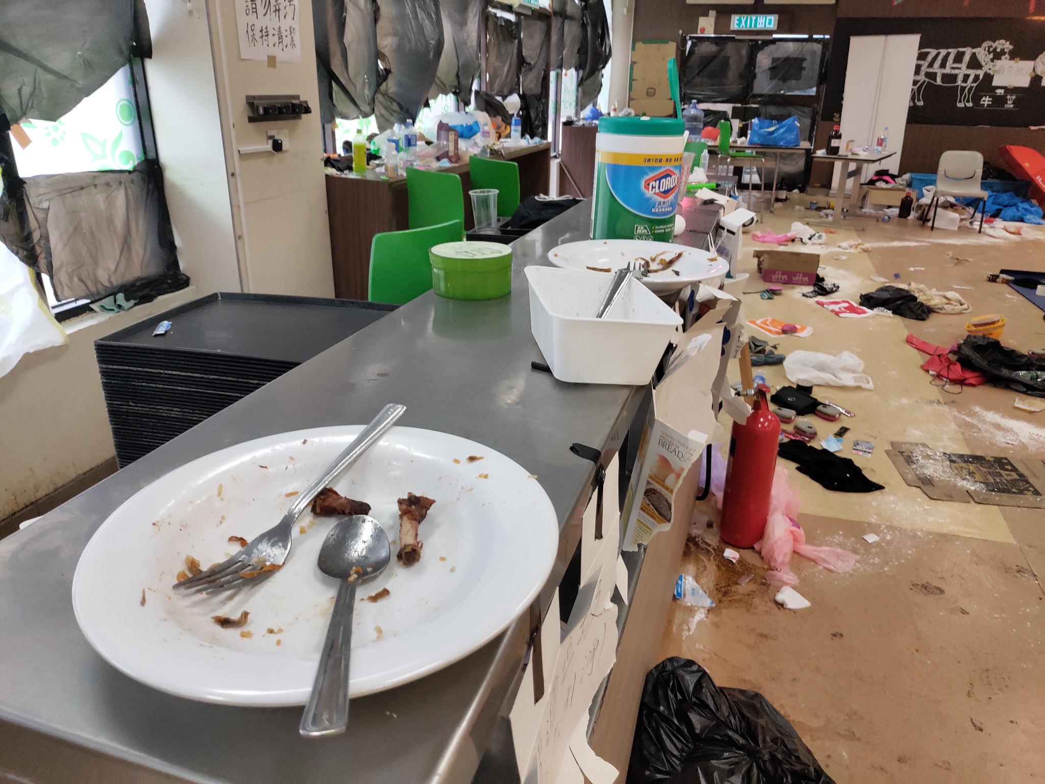 记者随校方游说小组进理大:未见示威者 异味浓