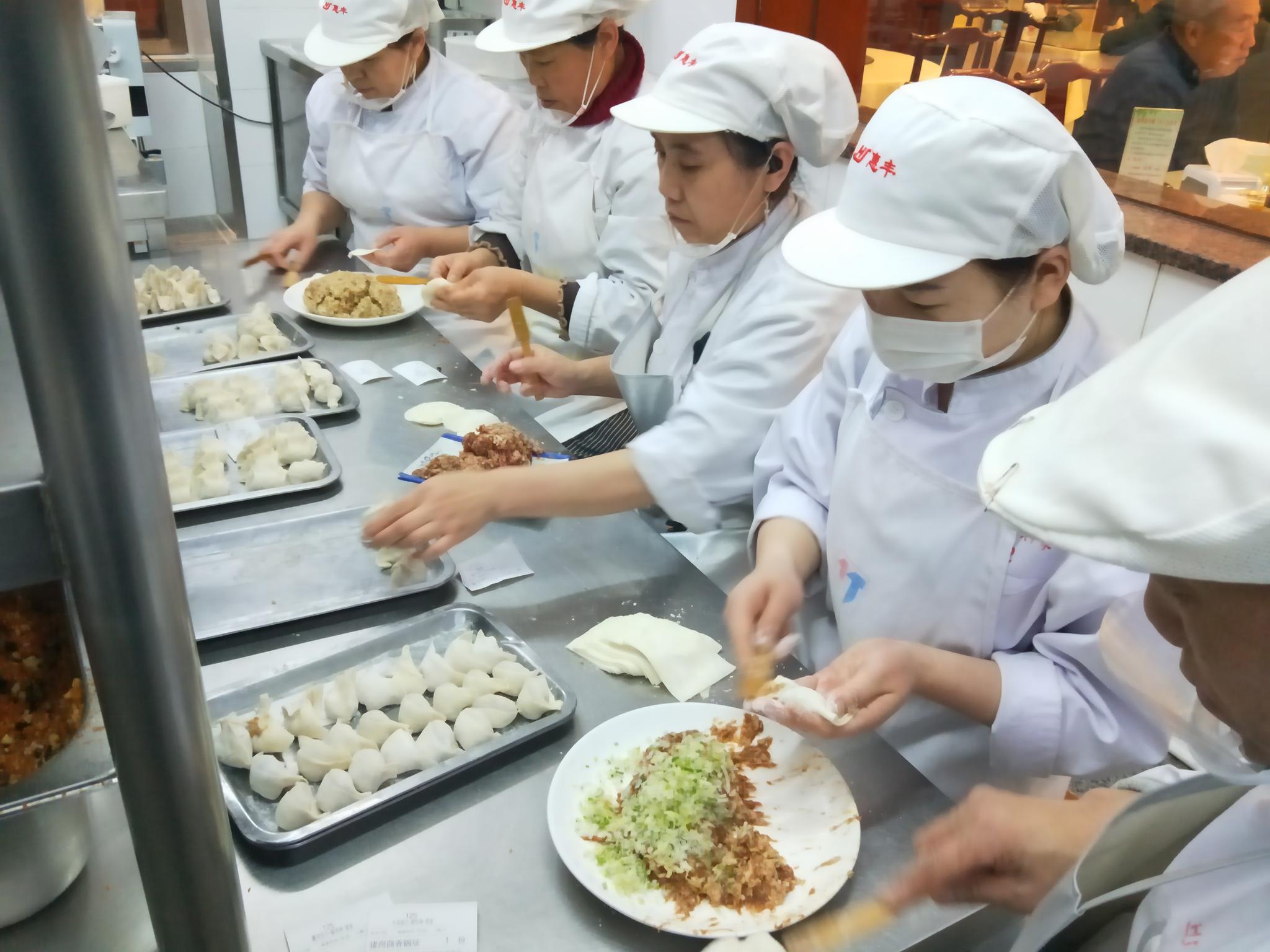 冬至临近,老字号忙着备鱼头添水饺