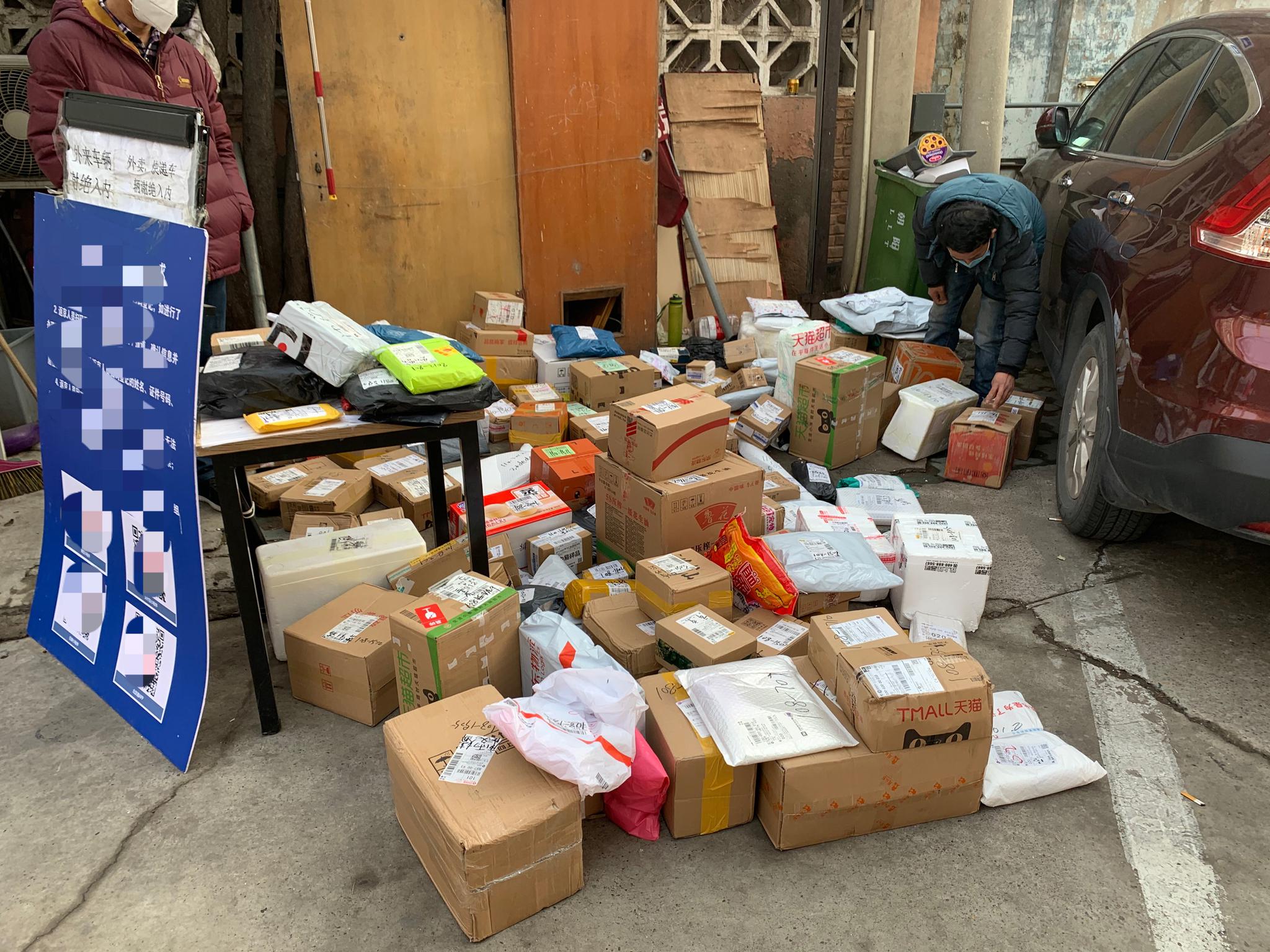 首度亮相国务院发布会的快递小哥,呼吁疫情期间确保快递员健康前提下