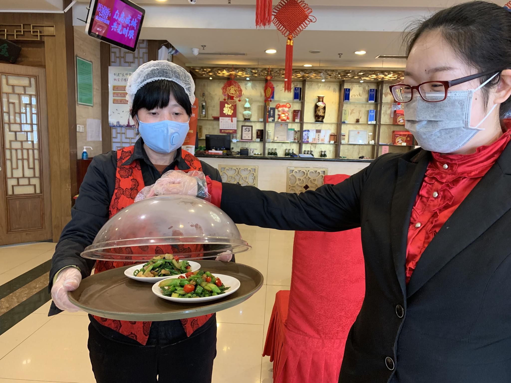 曲园酒楼对三人以上的顾客就餐,建议分桌,并将菜品分成两份.