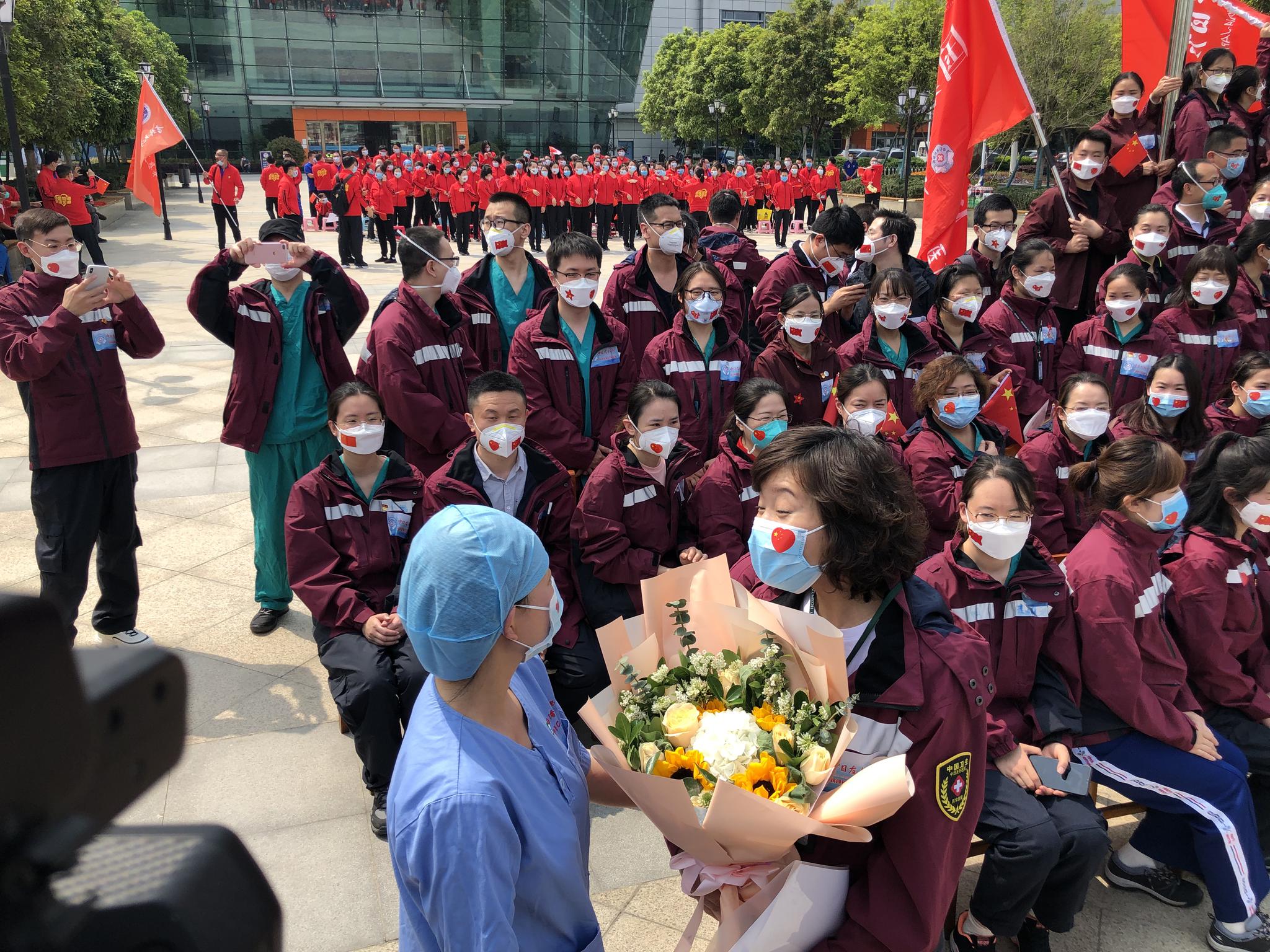 同济医院中法院区护士向中日友好医院医护代表送花。