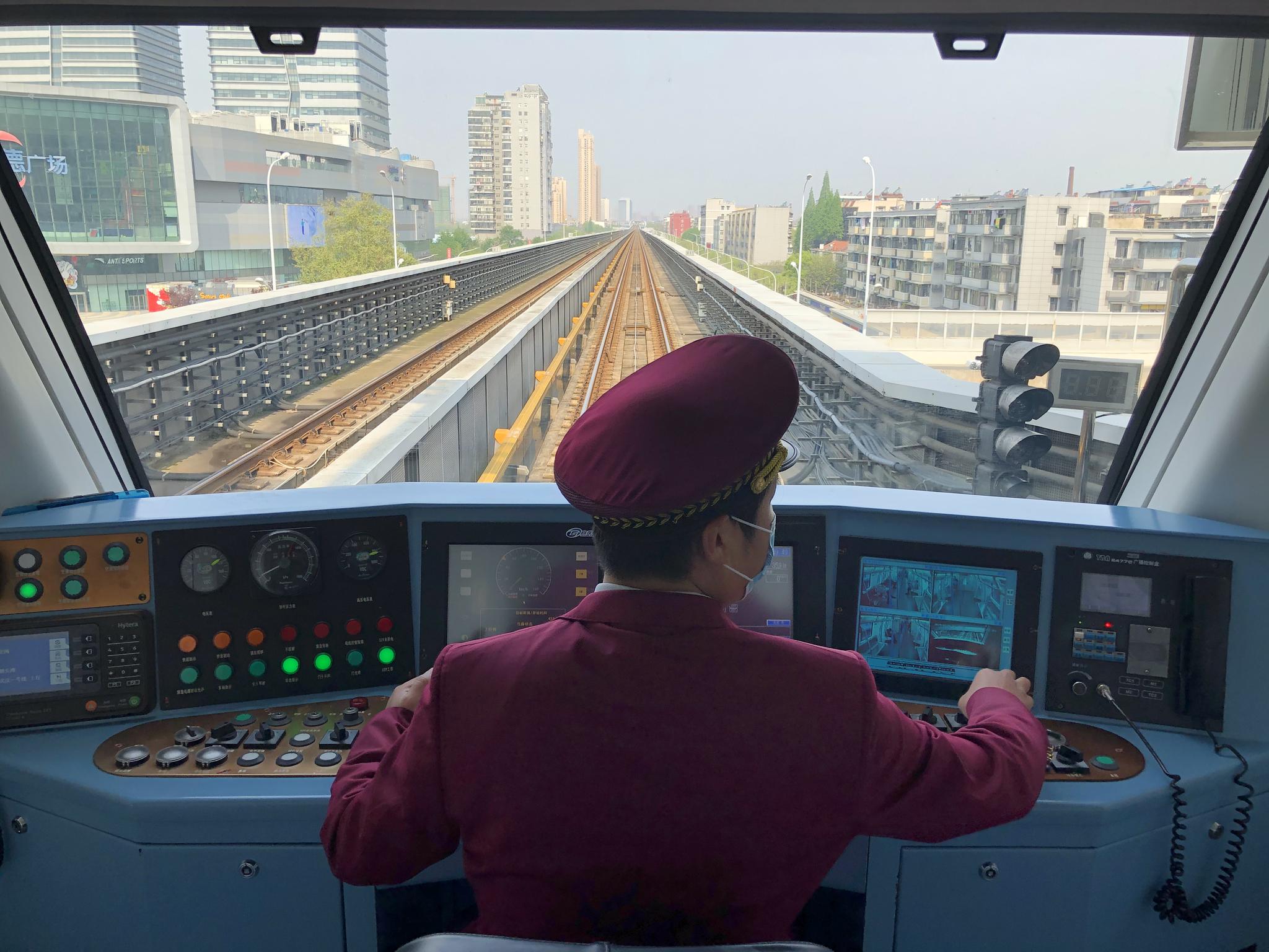  刘明靖驾驶列车穿梭在城市中