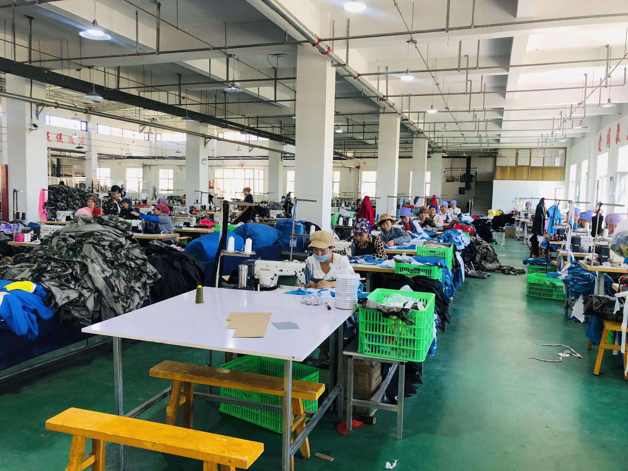 县陶乐镇庙庙湖村 新丝陆服饰有限公司生产车间 工人在忙着赶制校服