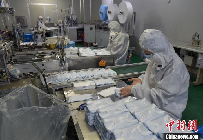 資料圖：江西進賢縣一家口罩生產企業正在加大馬力生產。 萬朝暉 攝