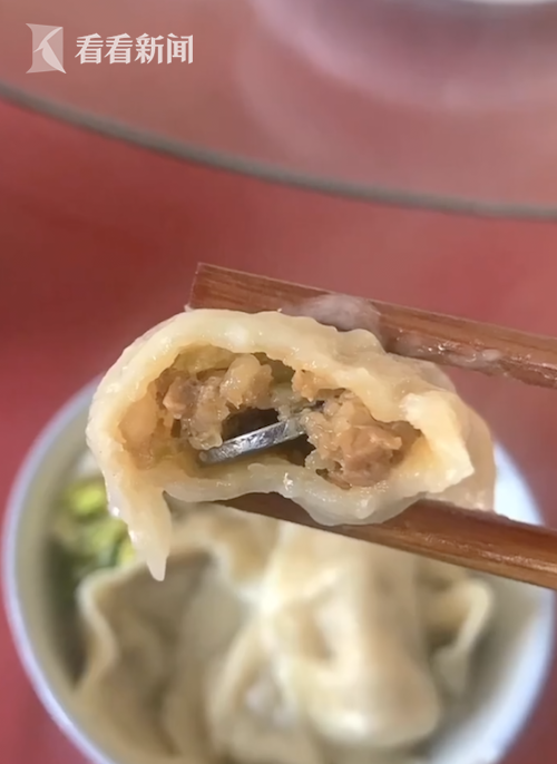 视频|过年为吃到包着硬币的"财运"饺子 大家都拼了