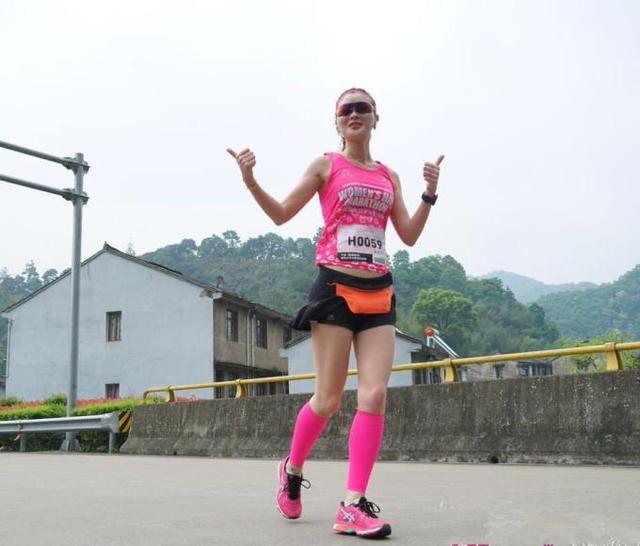 宁波女子半程马拉松开跑 靓女与樱花相映成为山区别样风景