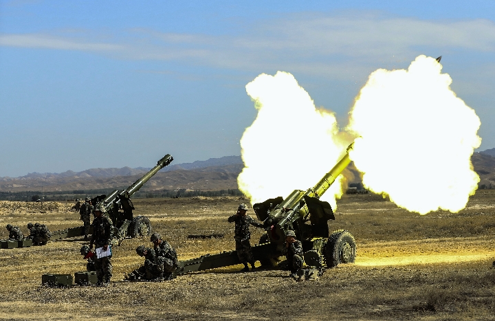 看新疆军区某炮兵团戈壁之上火力全开