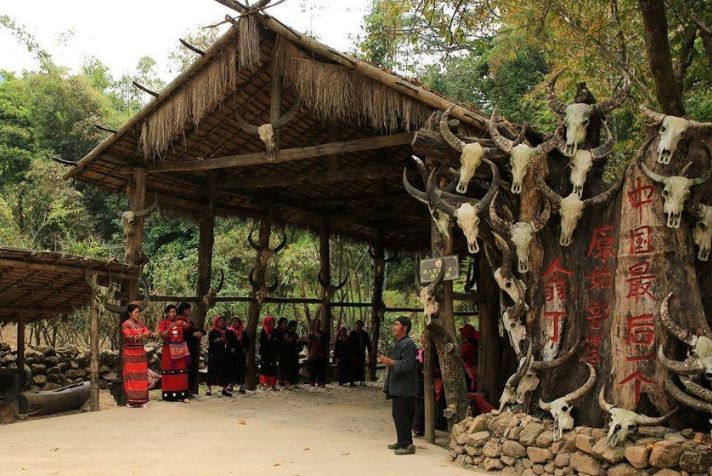 中国最后的"原始部落",男女烟斗不离手,金银首饰满身戴!