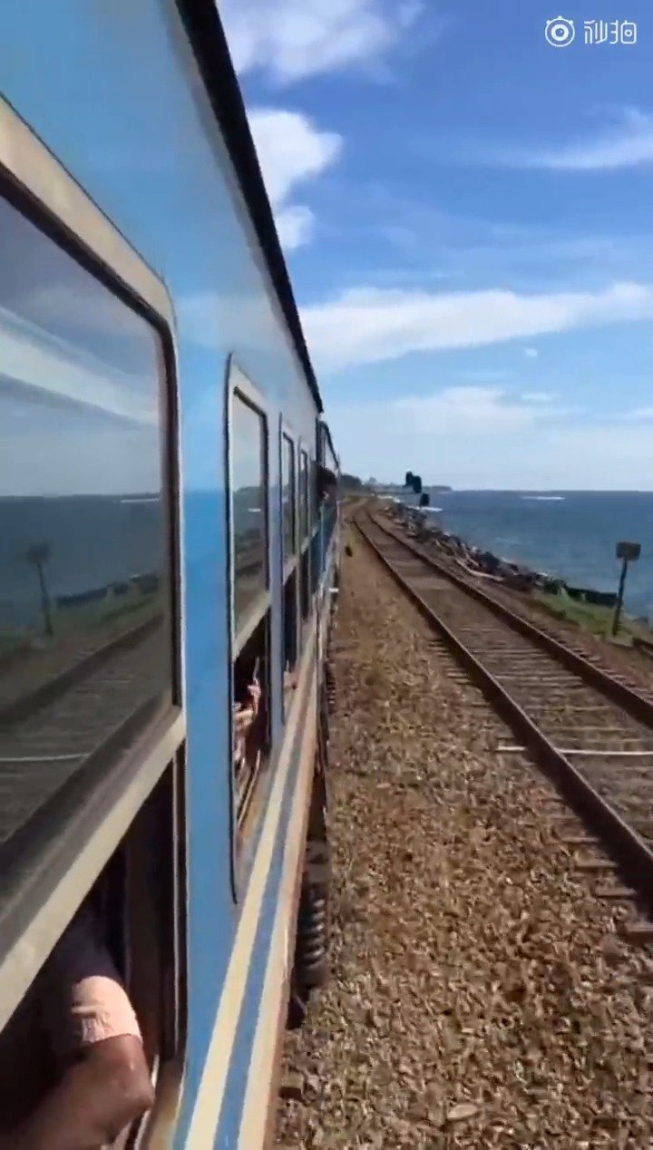 千与千寻的真实场景,斯里兰卡的海上火车,好浪漫.