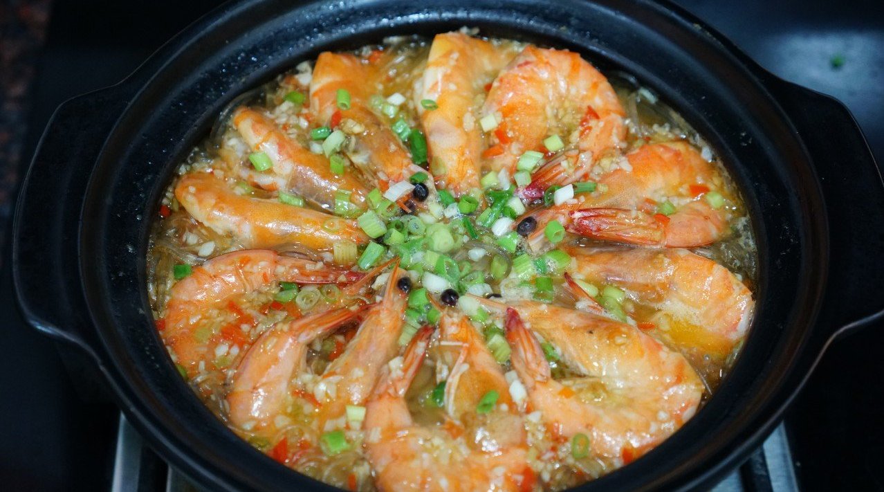 蒜蓉虾粉丝煲,最近很火的一道菜,试一次就爱上了!喜欢吃的马住