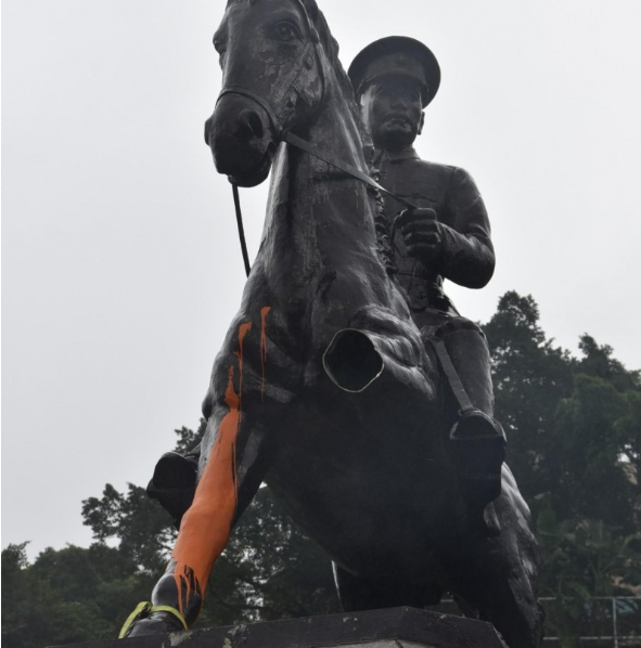 几名台湾大学生深夜将政治大学的蒋介石铜像的一只马腿锯断，另一只马腿也遭泼漆。（图源：台媒）