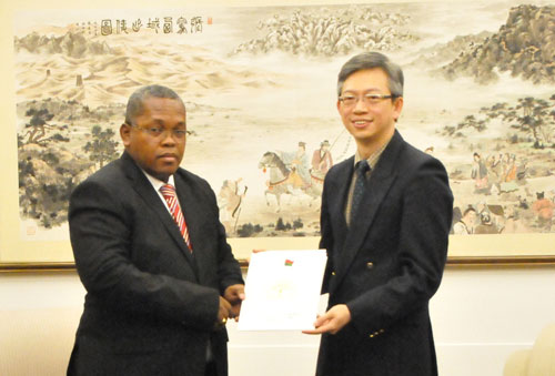 外交部礼宾司副司长兼使团办主任王鲁彤接受马达加斯加新任驻华大使