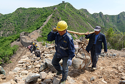 工人在秦皇岛板厂峪长城修复现场施工.新华社记者 杨世尧摄
