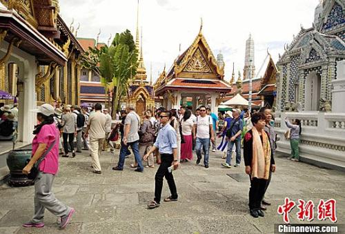 资料图片：中国游客在泰国大皇宫内游览，感受泰国佛教文化。中新社记者 陈燕 摄