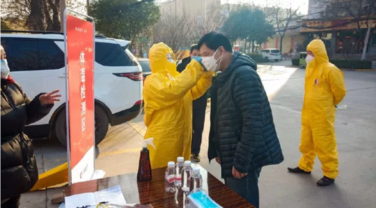 司机防疫服务站的工作人员为返程复工司机测体温