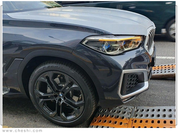 宝马新X6街拍，比奔驰GLE还豪华，路人扒窗户看了好半天