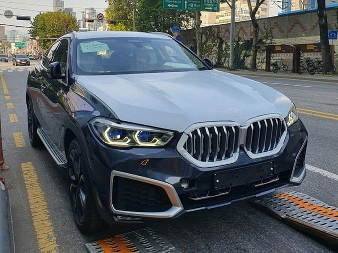 宝马新X6街拍，比奔驰GLE还豪华，路人扒窗户看了好半天
