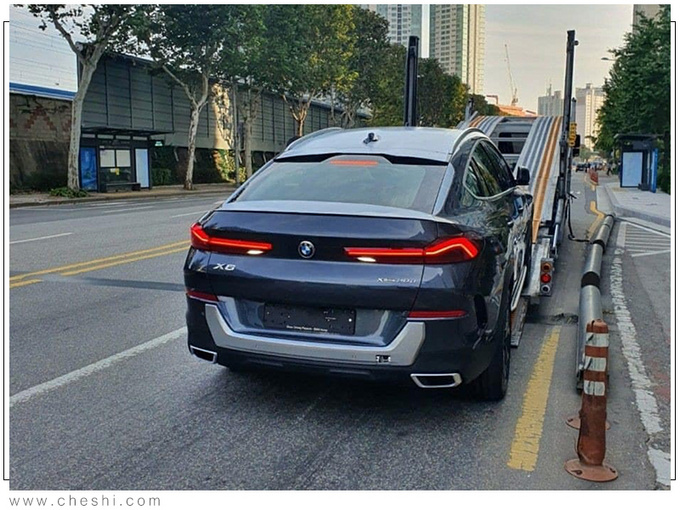 宝马新X6街拍，比奔驰GLE还豪华，路人扒窗户看了好半天